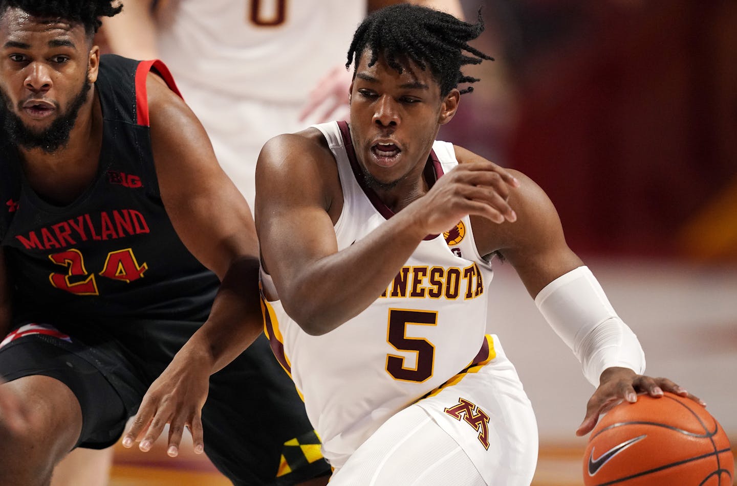 Minnesota guard Marcus Carr (5) drove to the basket as Maryland forward Donta Scott (24) raced to defend in the second half. ] ANTHONY SOUFFLE • anthony.souffle@startribune.com