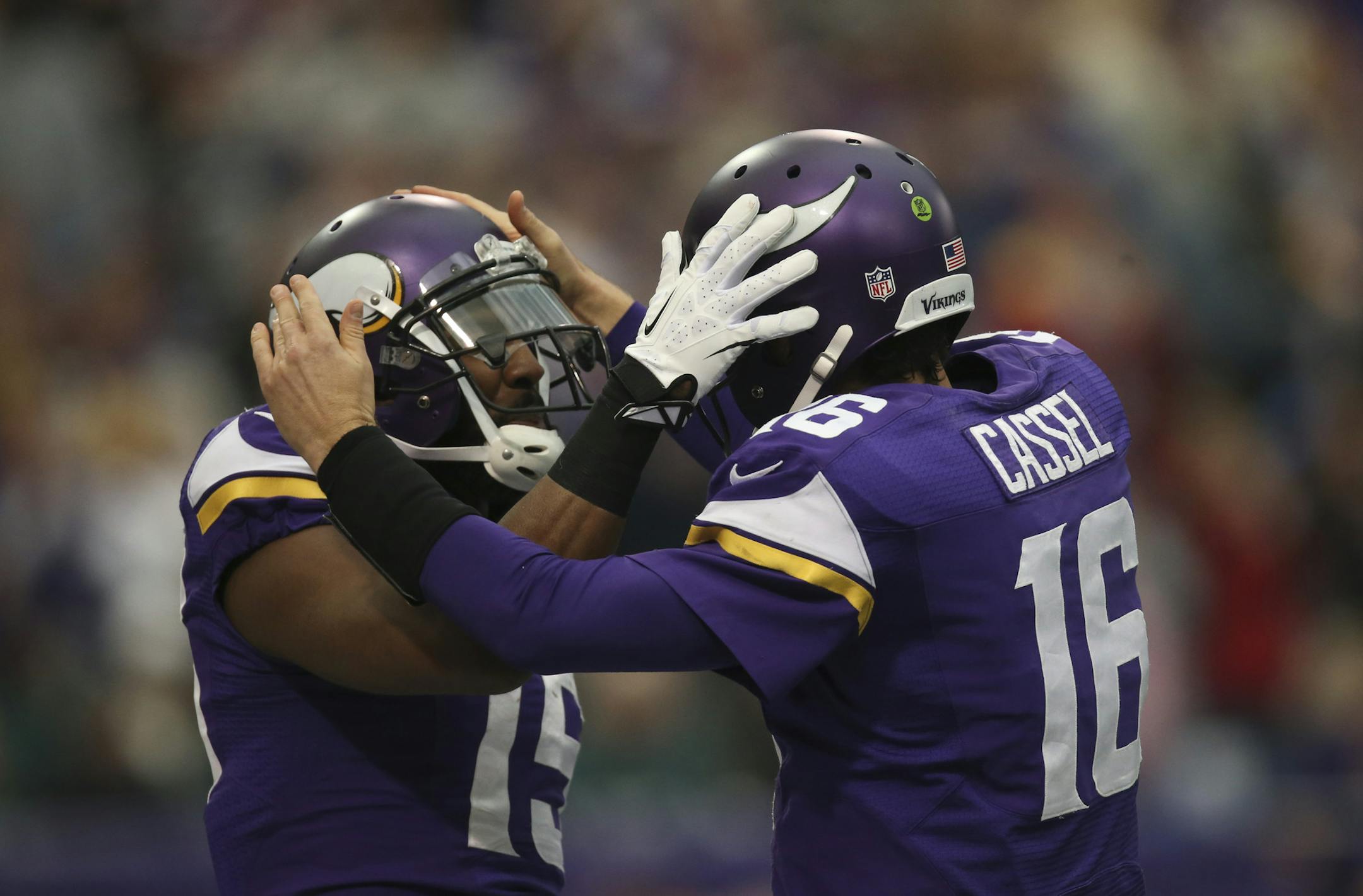 Vikings wide receiver Greg Jennings (15) and Minnesota Vikings quarterback Matt Cassel (16) congratulated each other on their 57-yard touchdown connection in the first quarter Sunday against Philadelphia.