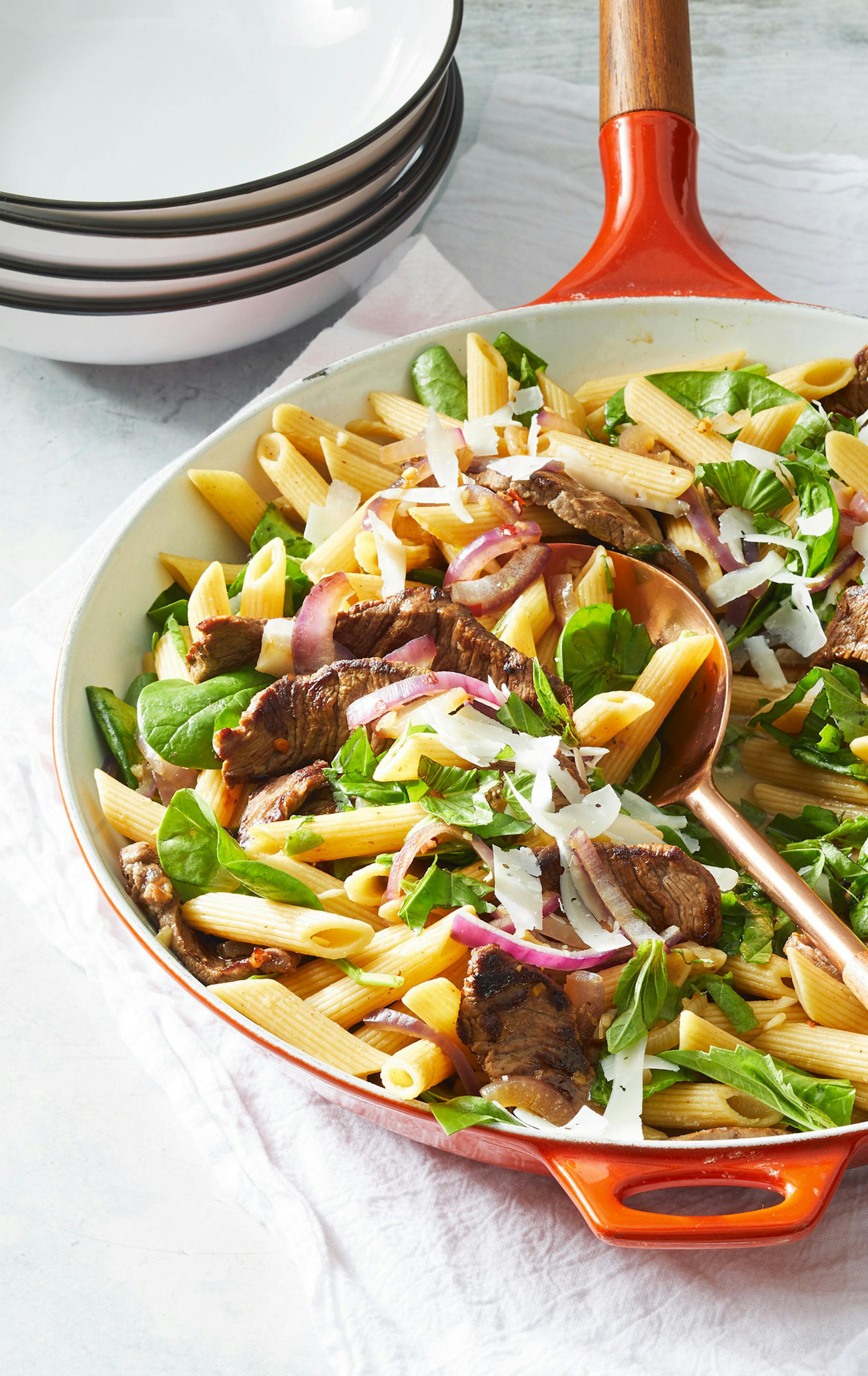 Pasta with Garlicky Steak and Red Onions R272080