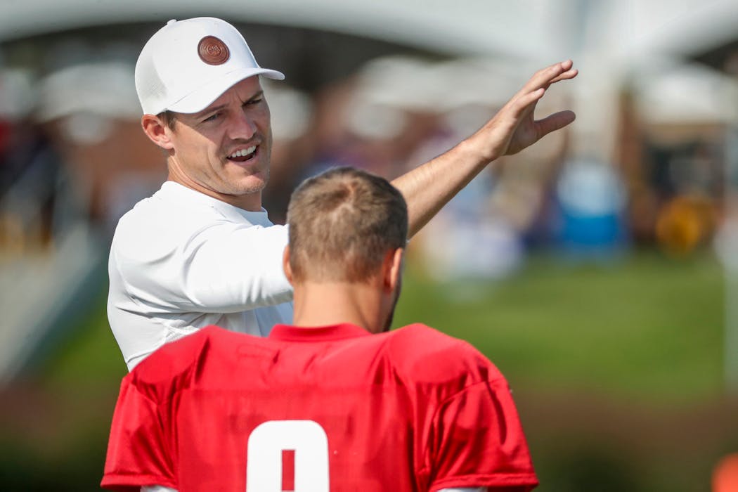 Vikings head coach Kevin O’Connell talks with Cousins before a joint practice with the 49ers on Aug. 17.