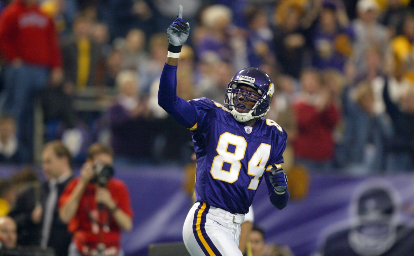 Vikings receiver Randy Moss looked at the crowd after catching a touchdown pass against the Green Bay Packers.