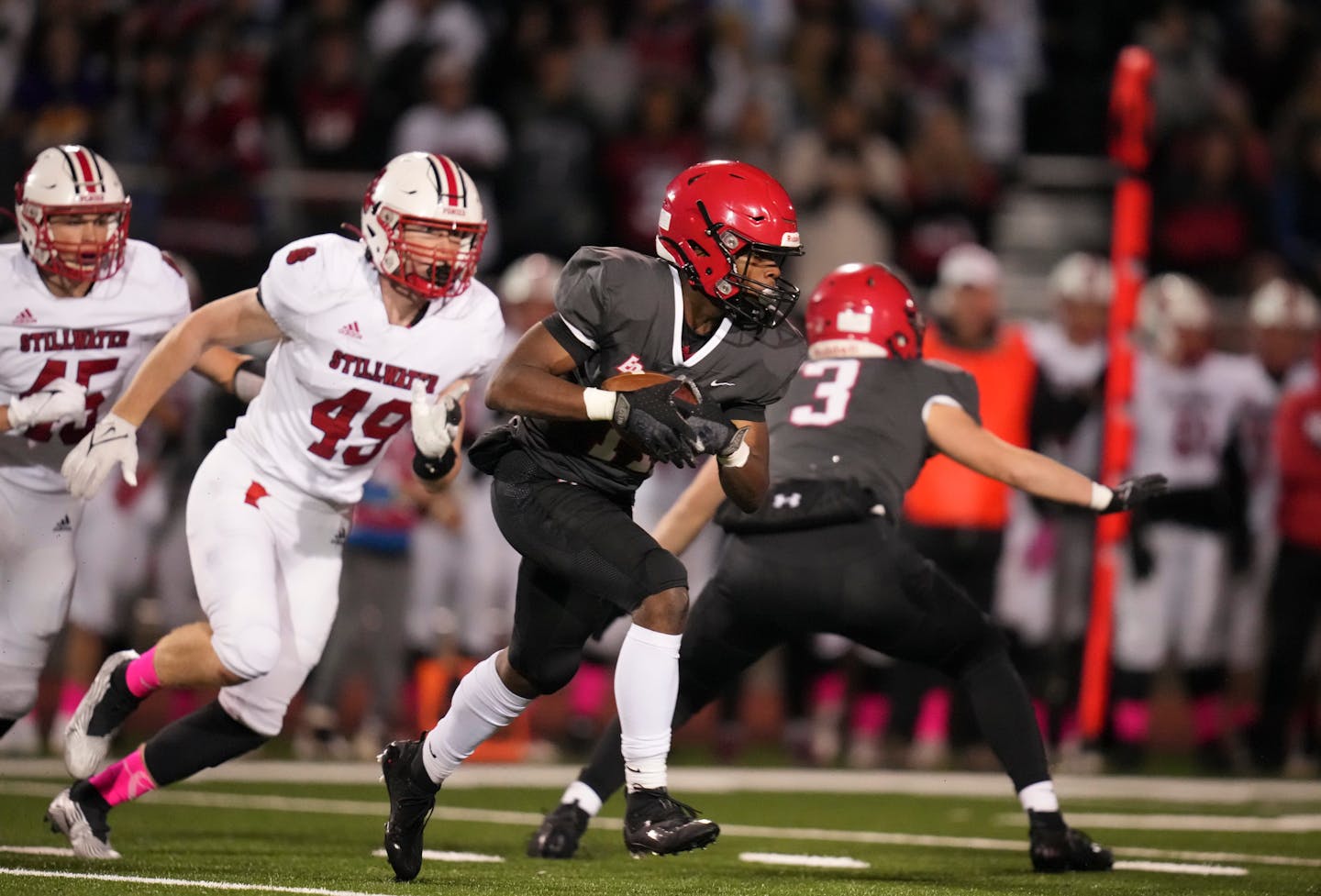 Eden Prairie's Takhi Vaughn (11) took a handoff from quarterback Nick Fazi for the first touchdown of the game in the first quarter against Stillwater in Eden Prairie, Minn., Thursday, Oct. 21, 2021. ] JEFF WHEELER • Jeff.wheeler@startribune.com