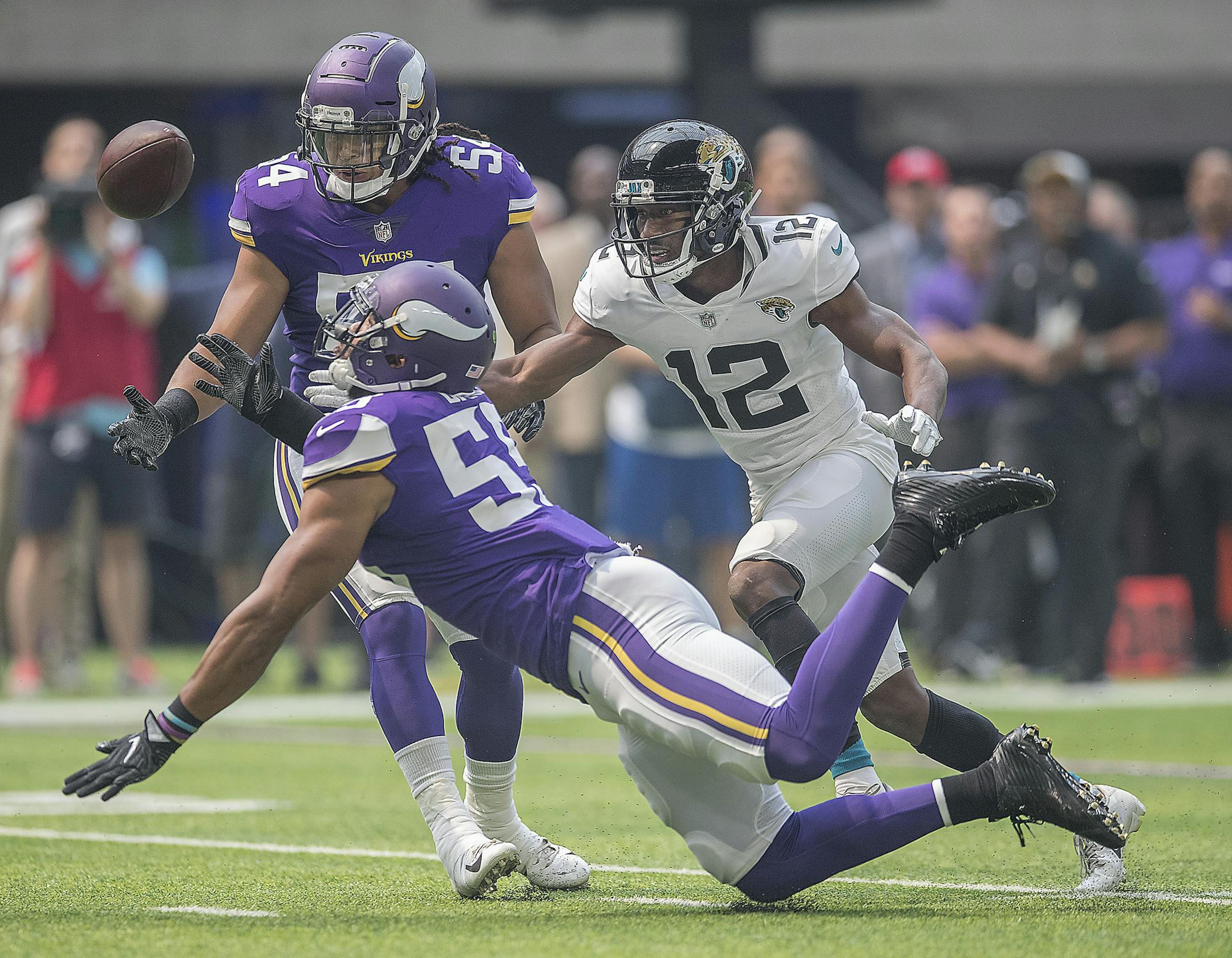 Vikings' linebacker Anthony Barr attempted to intercept a ball in the first quarter as the Minnesota Vikings took on the Jacksonville Jaguars at US Bank Stadium, Saturday, August 18, 2018 in Minneapolis, MN. ] ELIZABETH FLORES ï liz.flores@startribune.com