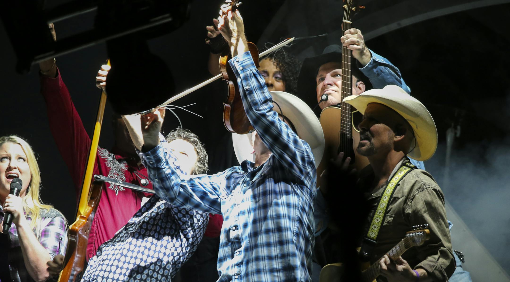 Garth Brooks performed at the Target Center on Thursday, November 6, 2014. ] RENEE JONES SCHNEIDER ‚Ä¢ reneejones@startribune.com