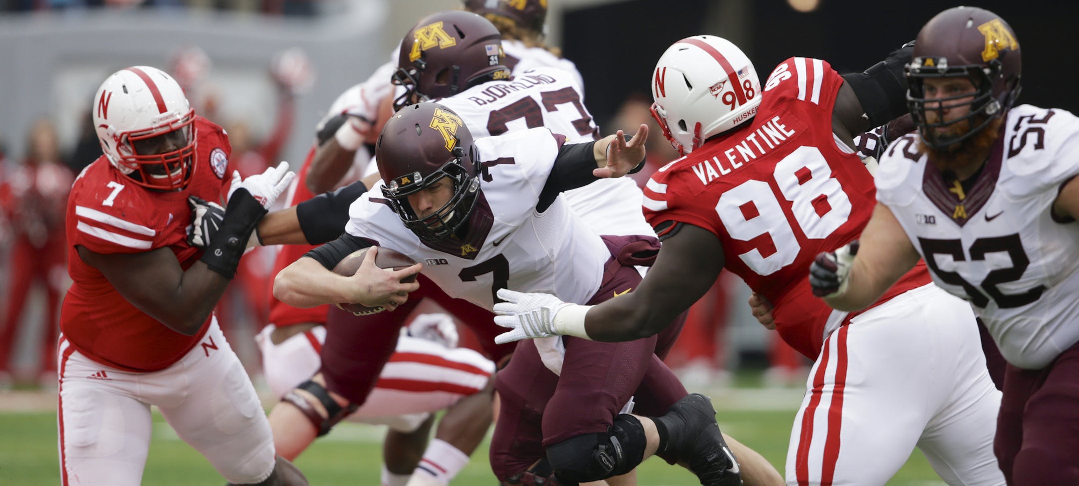 Minnesota quarterback Mitch Leidner (7) runs between Nebraska defensive tackle Maliek Collins (7) and Nebraska defensive tackle Vincent Valentine (98) in the first half of an NCAA college football game in Lincoln, Neb., Saturday, Nov. 22, 2014. (AP Photo/Nati Harnik)
