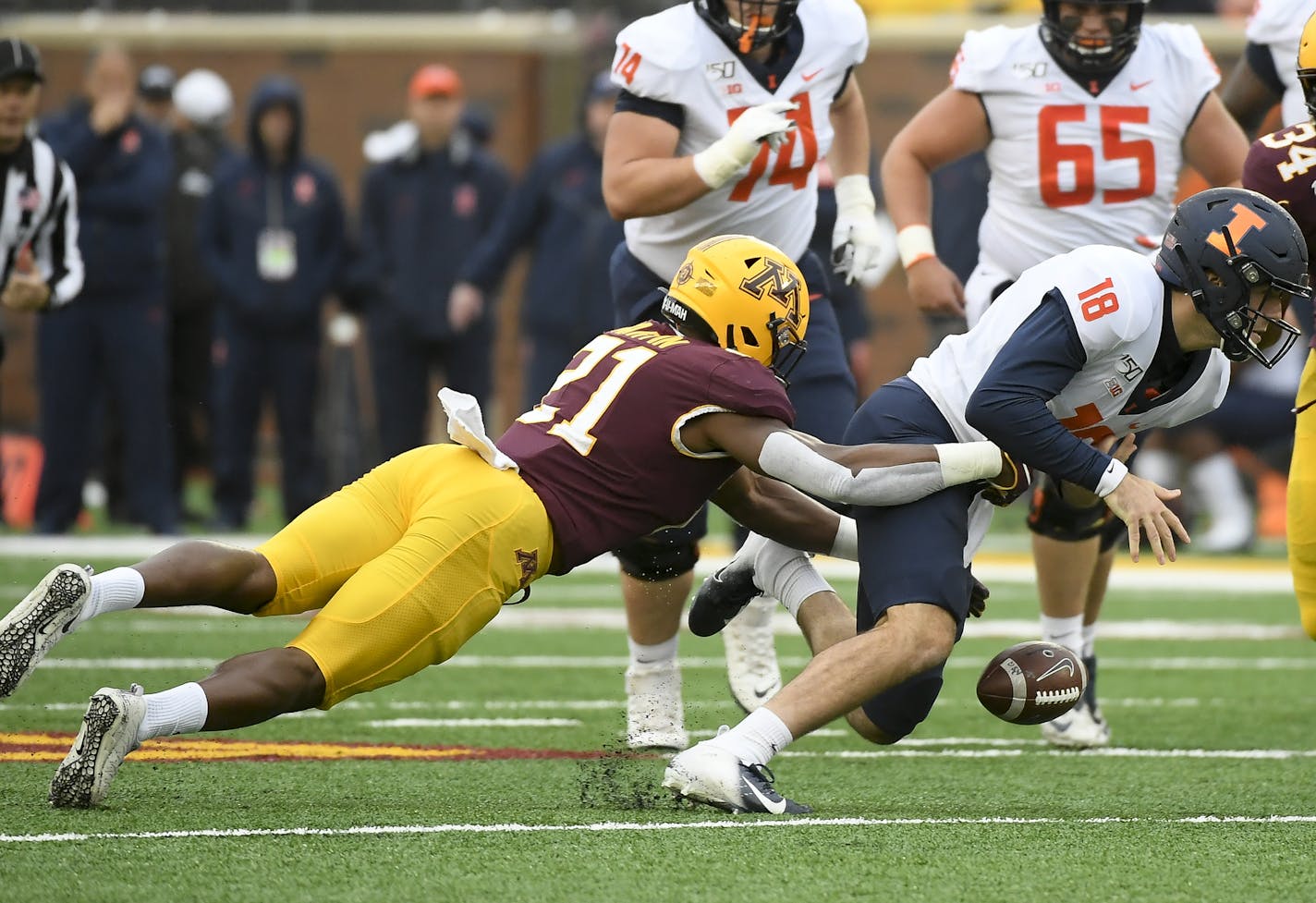 Minnesota Golden Gophers linebacker Kamal Martin (21) forced a fumble against Illinois Fighting Illini quarterback Brandon Peters (18) during the opening drive of the game Saturday. ] Aaron Lavinsky &#x2022; aaron.lavinsky@startribune.com Armstrong played Coon Rapids in a high school football game on Saturday, Oct. 5, 2019 at Armstrong High School in Plymouth, Minn.