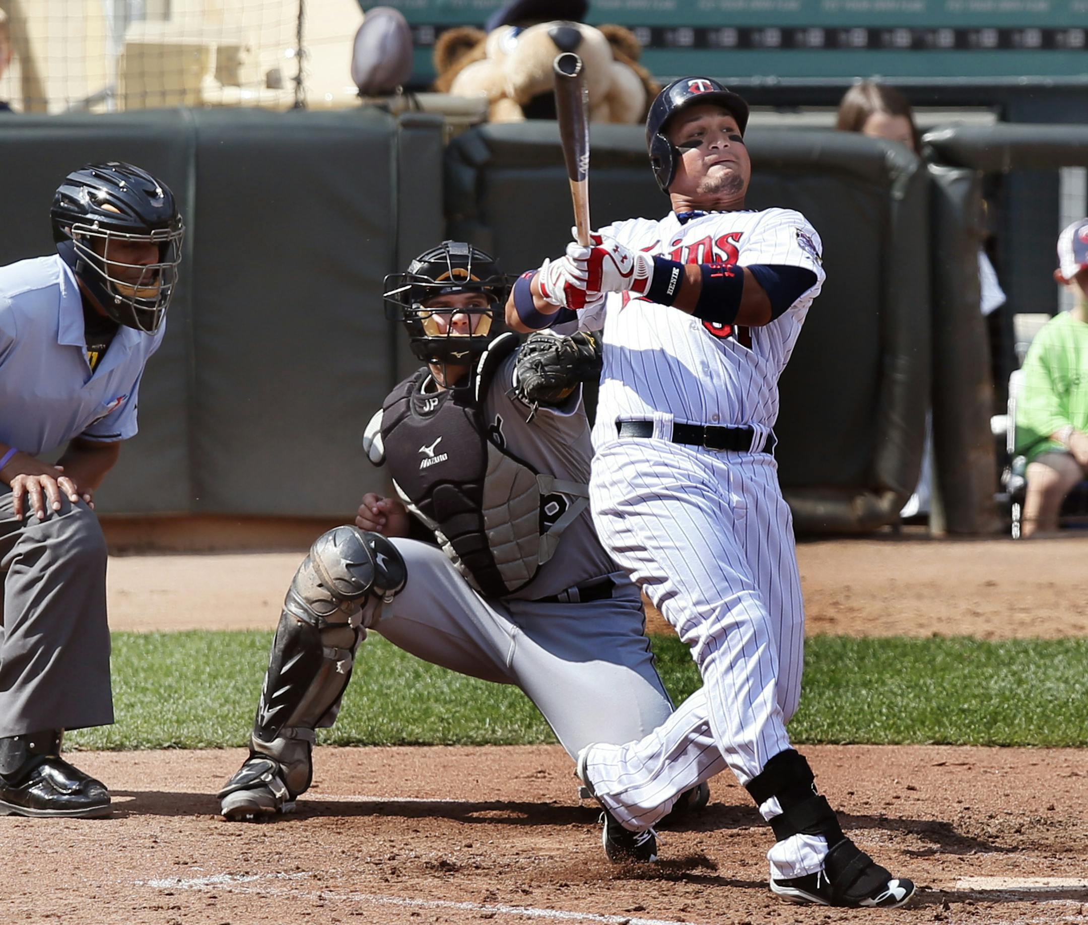 Oswaldo Arcia hit end field popup in the firth inning during MLB action between the Minnesota Twins and the Chicago White Sox Sunday Aug 18 ,2013 in Minneapolis, MN. ] JERRY HOLT ‚Ä¢ jerry.holt@startribune.com