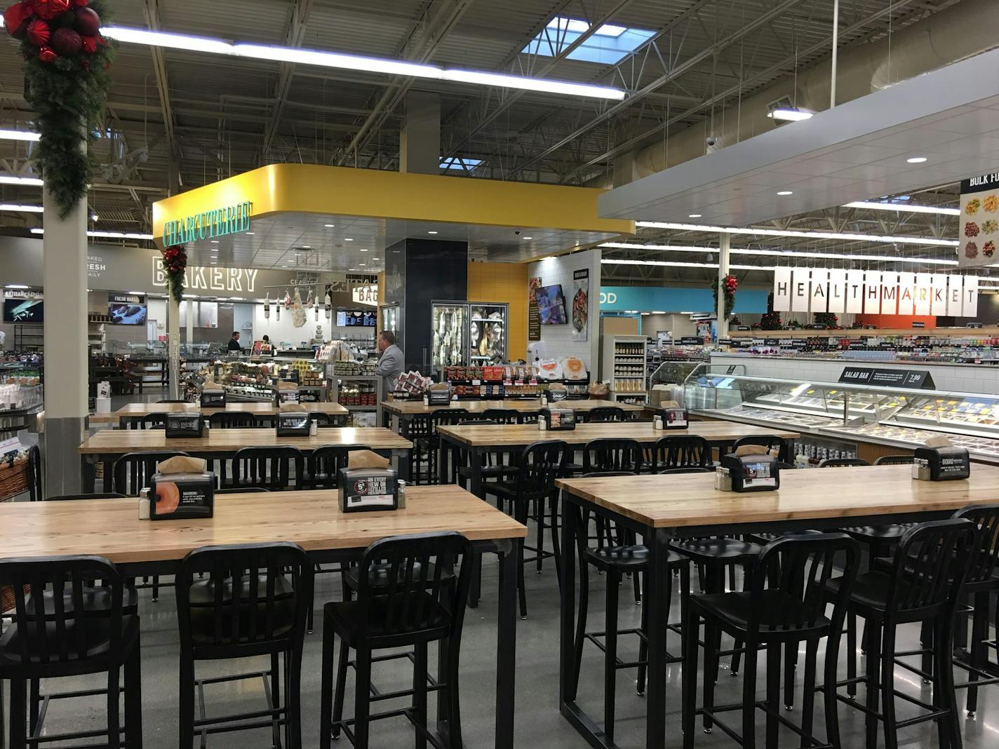 The new Hy-Vee in Shakopee has a larger seating area in its restaurant and coffee shop area.