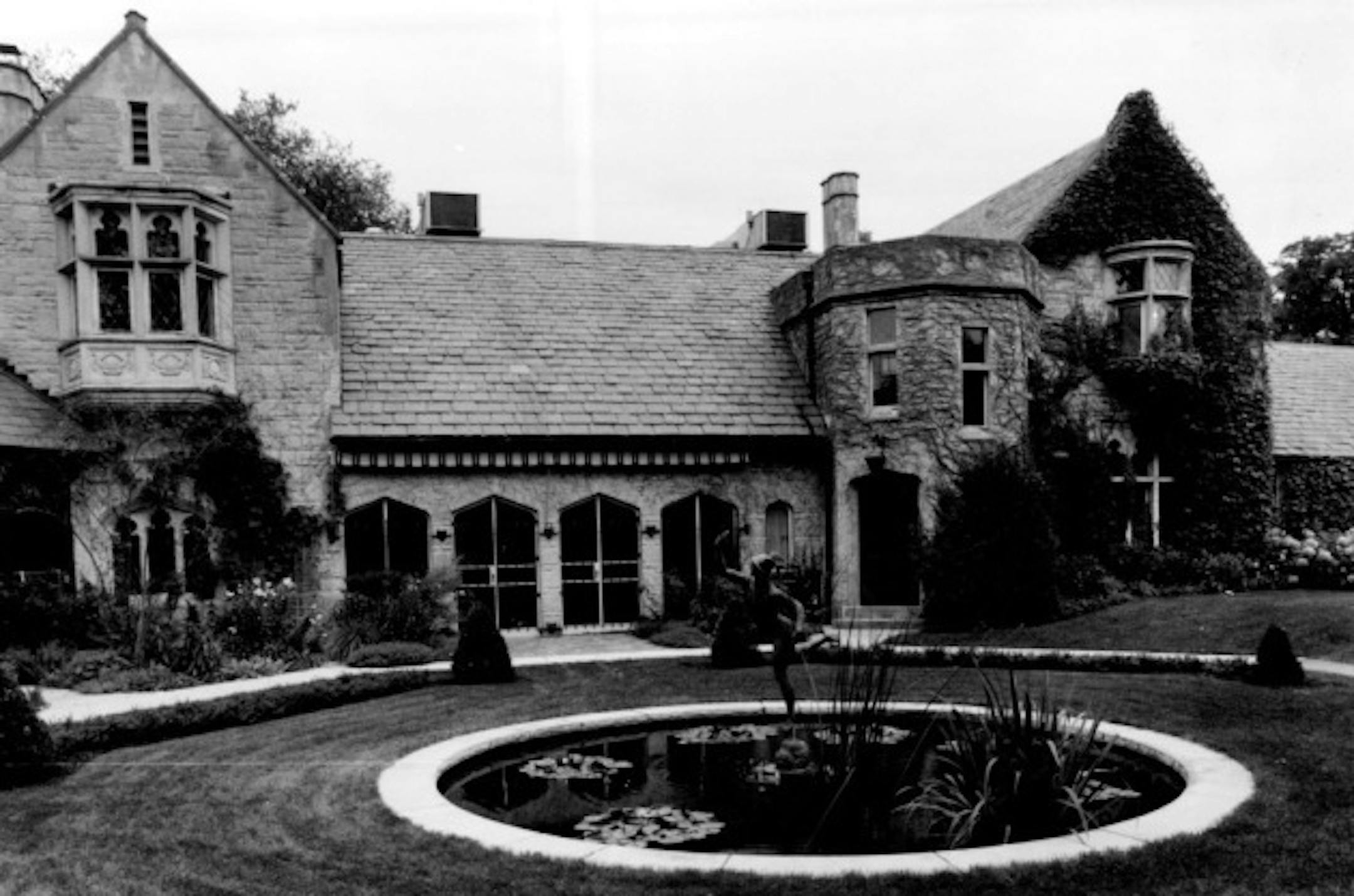September 22, 1993 The Bakken Museum and Library of Electricity, right, (3537 Zenith Av. S., Minneapolis) houses a collection of books and exhibits on electricity and medicine Housed in-a-Tudor mansion built in 1927 near the west shore of Lake Calhoun, the museum features a beautifully landscaped garden and grounds. On Saturday, a "Rediscover the Bakken" open house will feature electricity demonstrations and an antique car club. Admission is free. The library is open weekdays by appointment only and Saturday from 9 a.m. to 5 p.m. Cost is $3 adults and $2 children. For more information, call 927-6508.  September 15, 1993  Dave Brewster, Minneapolis Star Tribune