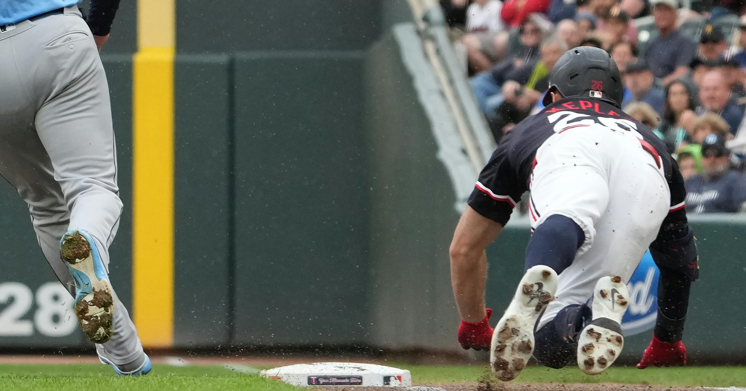 Оутфиелдер Твинс Макс Кеплер напушта игру против Рејса након што је имао проблема са вратом Оутфиелдер Твинс Макс Кеплер напушта игру против Рејса након што је имао проблема са вратом