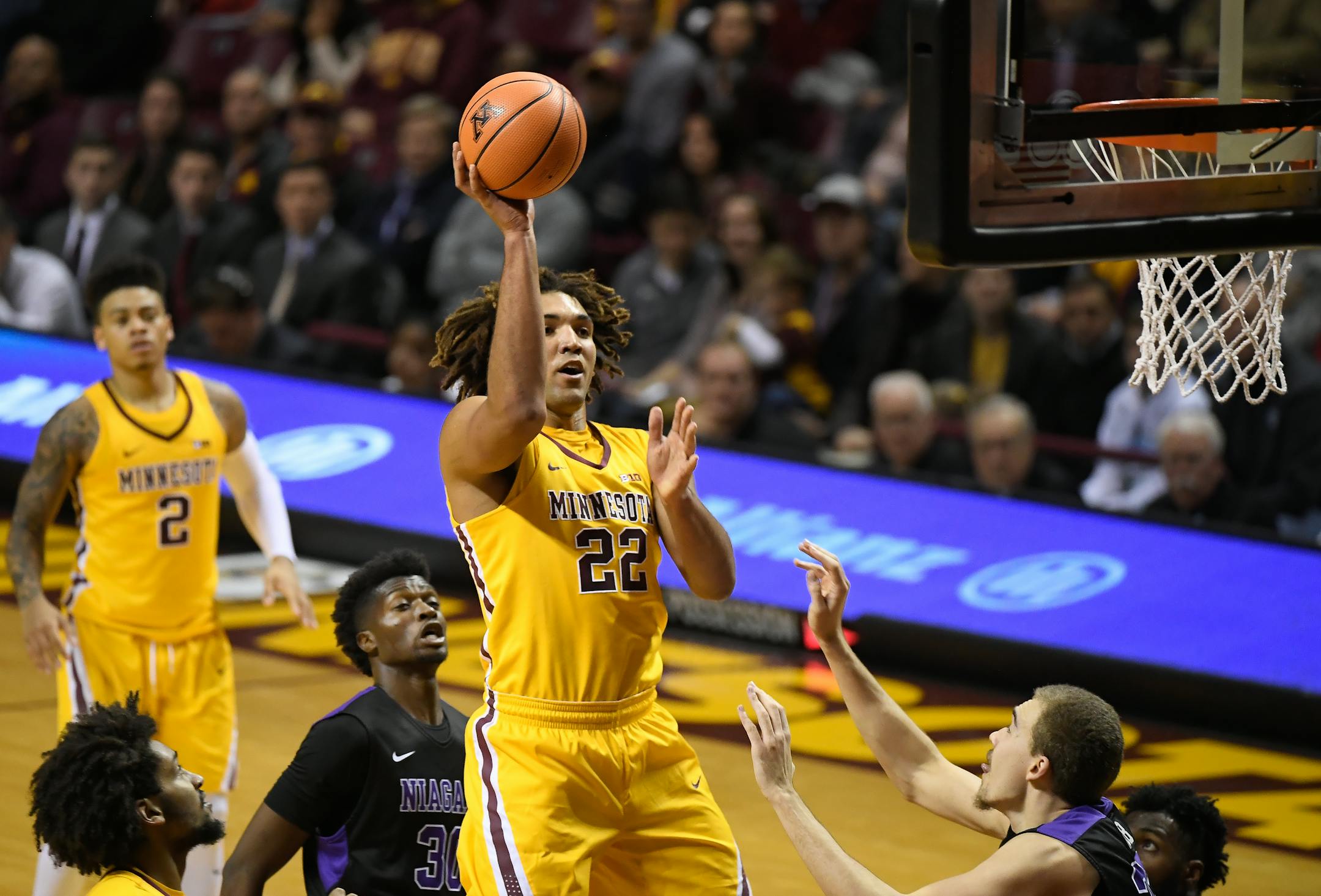 Gophers center Reggie Lynch (22) rose above Niagara Purple Eagles defenders to hit a shot in the first half.