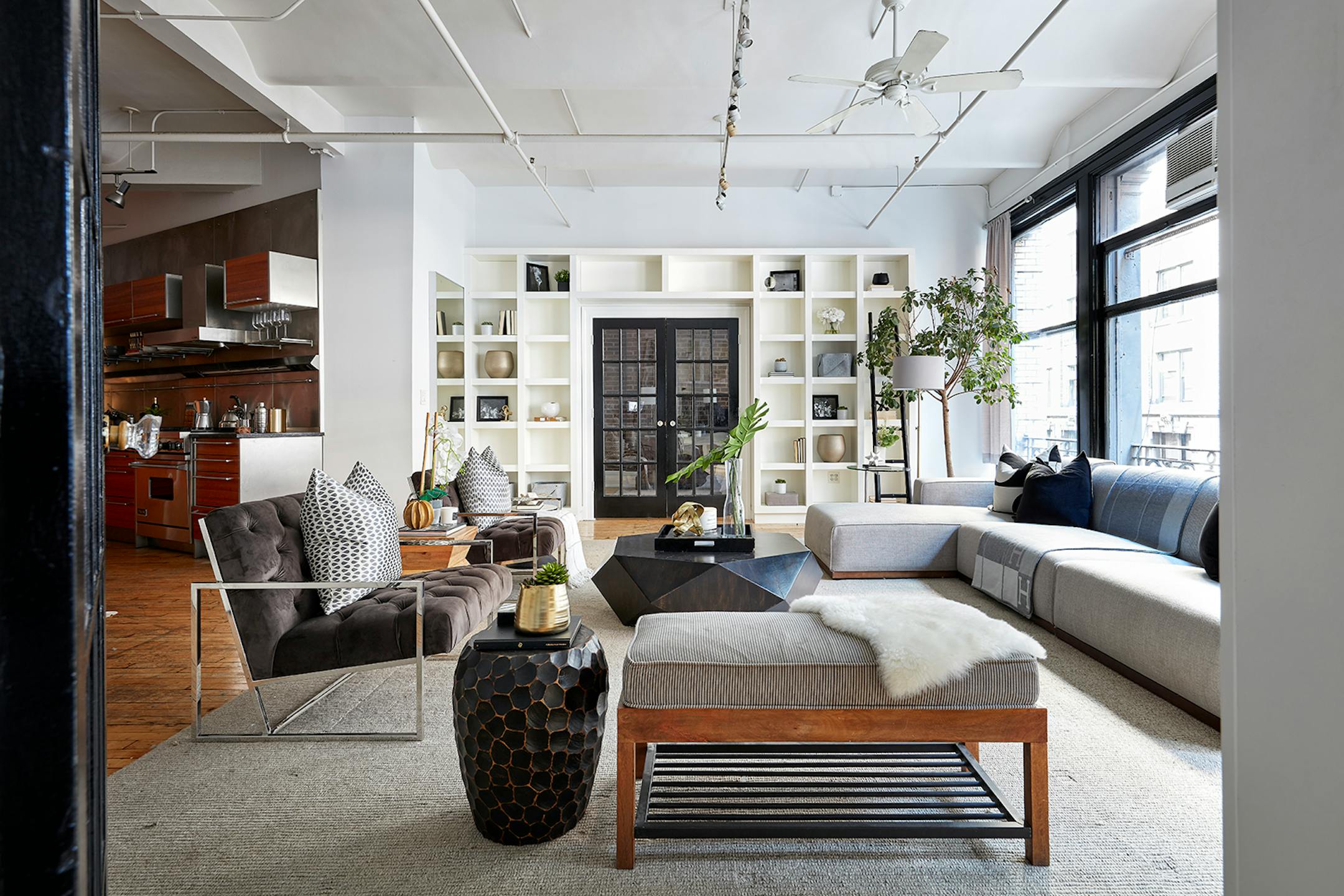 A bench helps to both frame this living space and provide additional seating. (Handout/TNS)