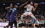 New York Knicks guard Derrick Rose (25) makes an off-balance pass against Charlotte Hornets forward Michael Kidd-Gilchrist (14) during the third quart