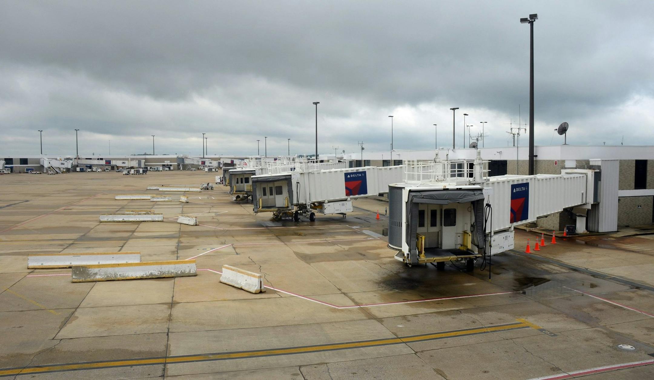 Parts of the Memphis International Airport remain nearly empty at late morning on a weekday, May 10, 2013. Delta Air Lines has drastically cut back its flight schedule in Memphis to downscale the hub. (Kelly Yamanouchi/Atlanta Journal-Constitution/MCT) ORG XMIT: 1139267 ORG XMIT: MIN1305301055520427