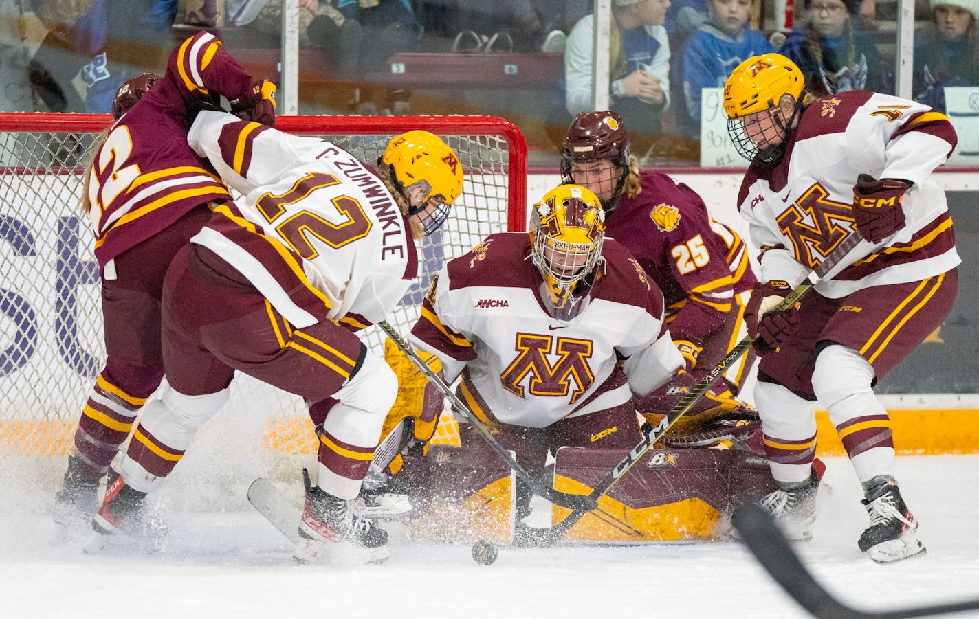 Minnesota goaltender Skylar Vetter (31) makes a save against Minnesota Duluth in the first period Saturday, Nov. 5, 2022 at Ridder Arena in Minneapolis. ]