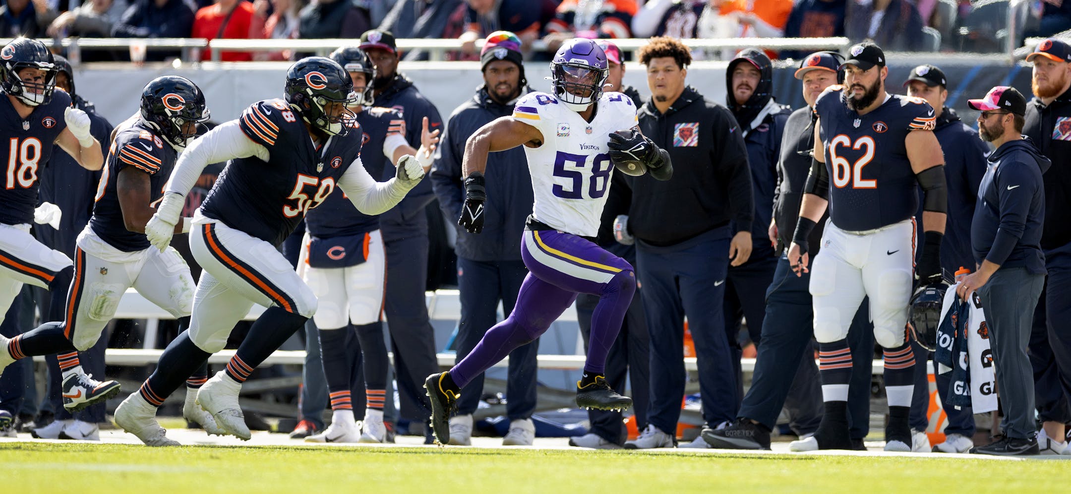 Minnesota Vikings linebacker Jordan Hicks (58) runs after a fumble recovery the third quarter.