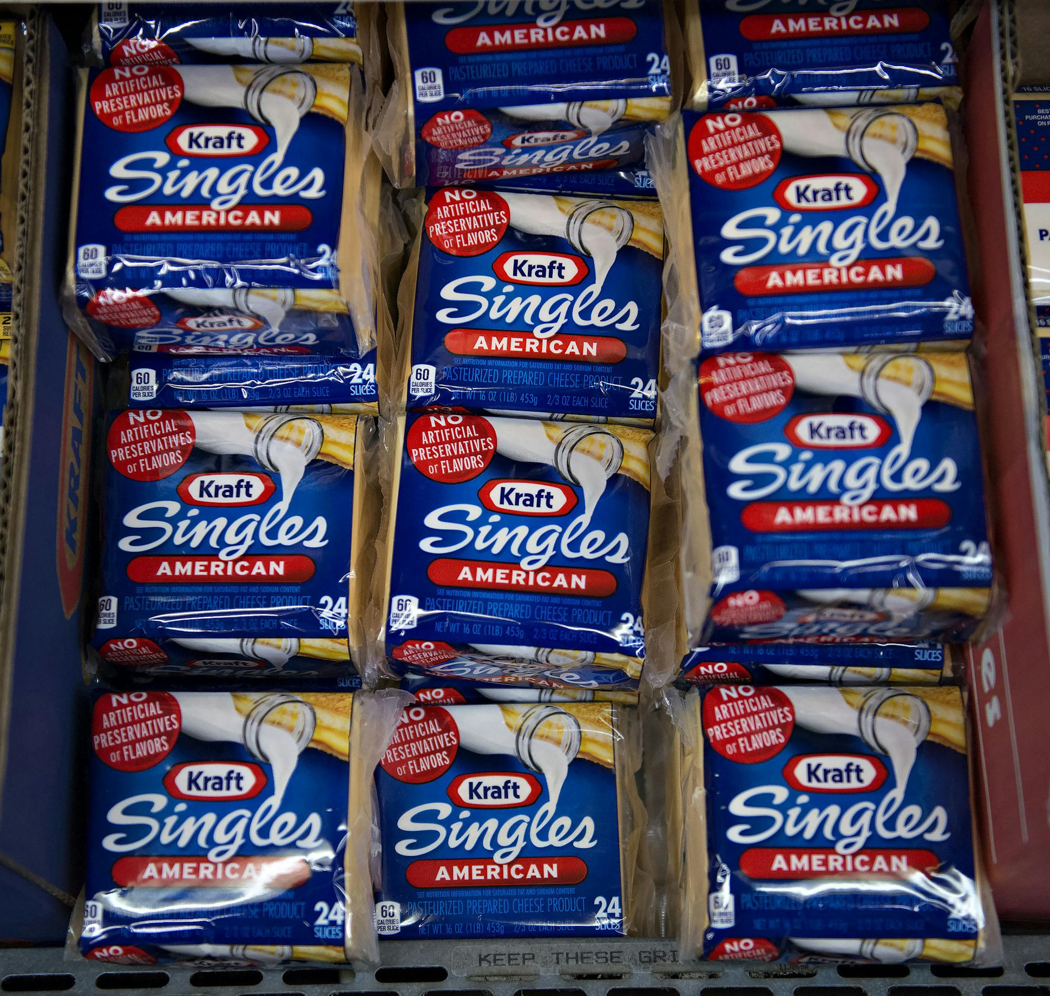Packages of Kraft Foods sliced American cheese on display at a supermarket in Princeton, Illinois, on July 2, 2014. MUST CREDIT: Daniel Acker/Bloomberg ORG XMIT: 500437627