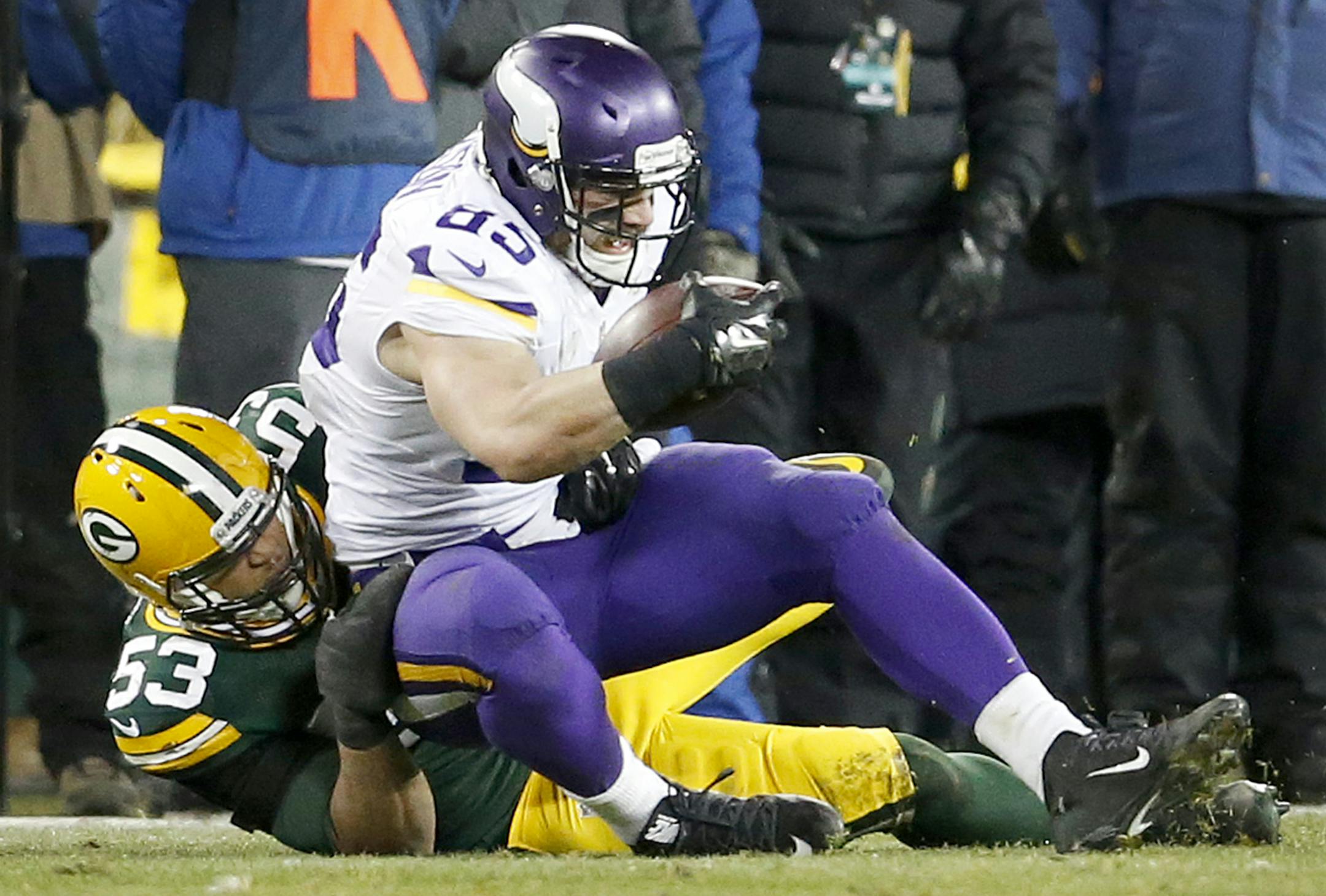 Minnesota Vikings Rhett Ellison (85) was injured on this play vs. Green Bay Packers ] CARLOS GONZALEZ &#xef; cgonzalez@startribune.com - January 3, 2016, Green Bay, WI, Lambeau Field, NFL, Minnesota Vikings vs. Green Bay Packers ORG XMIT: MIN1601041134330332