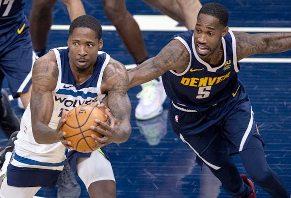 Ed Davis (of the Timberwolves fought for a ball with Will Barton of the Nuggets in the first quarter.