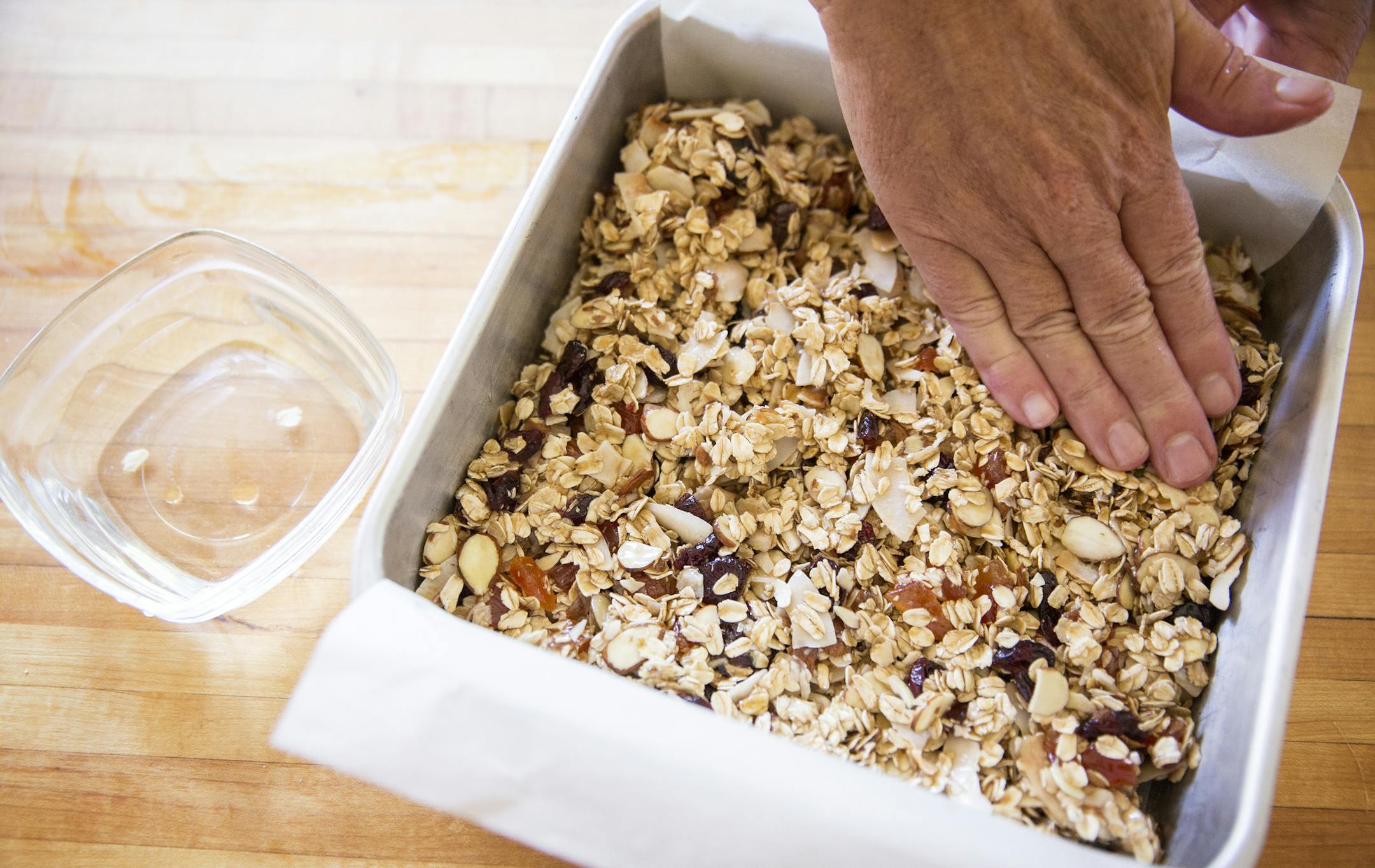 Baking Central comes up with granola bars for school breakfasts and lunches. Photographed on Thursday, September 10, 2015. ] LEILA NAVIDI leila.navidi@startribune.com /