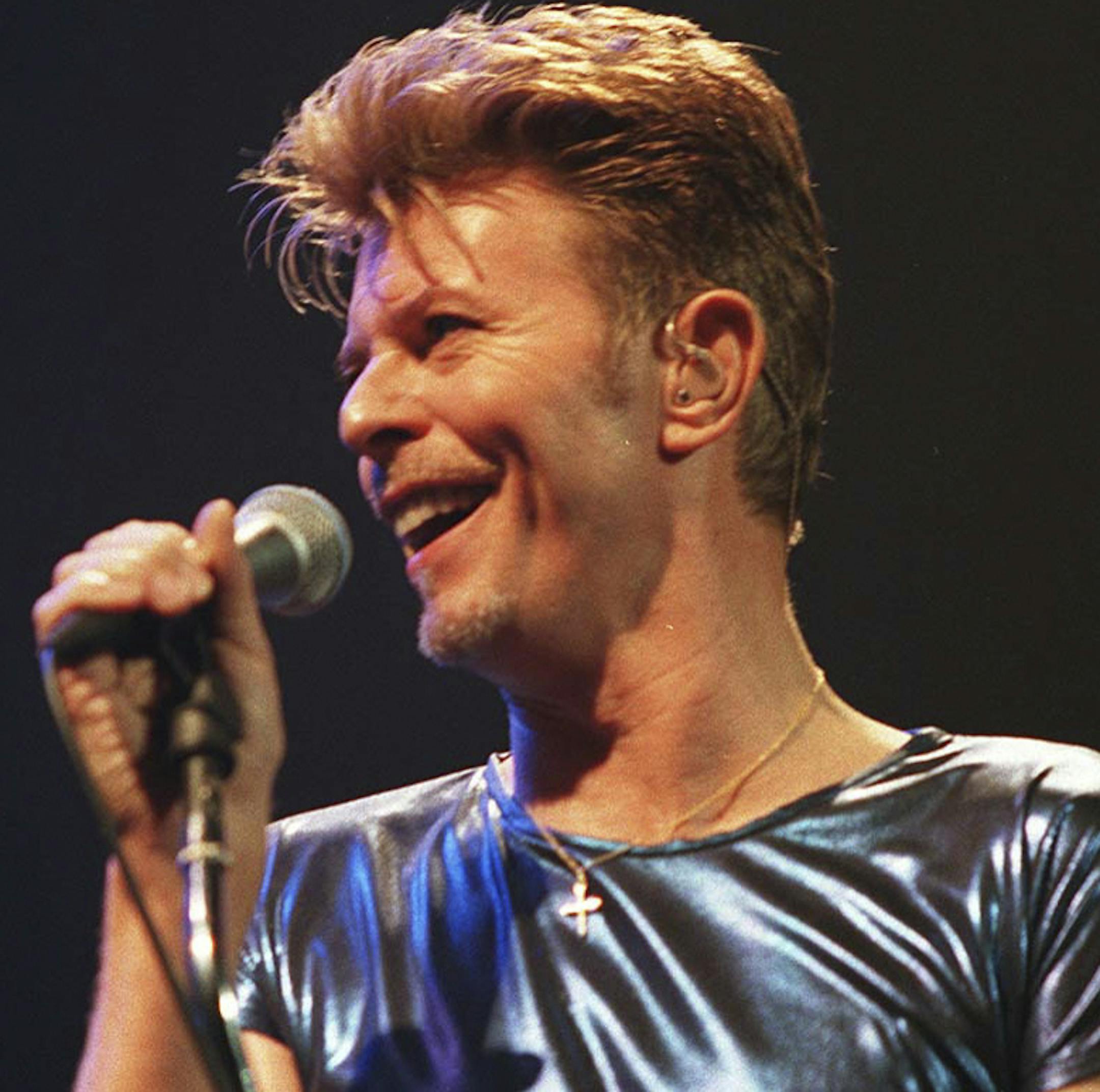 FILE — David Bowie performs at the Meadowlands Arena in East Rutherford, N.J., Sept. 27, 1995. By using different measures to investigate whether 2016 was a bad year for celebrity deaths, several media companies, including The New York Times, discovered the findings do, indeed, point toward an upward trend. (G. Paul Burnett/The New York Times)