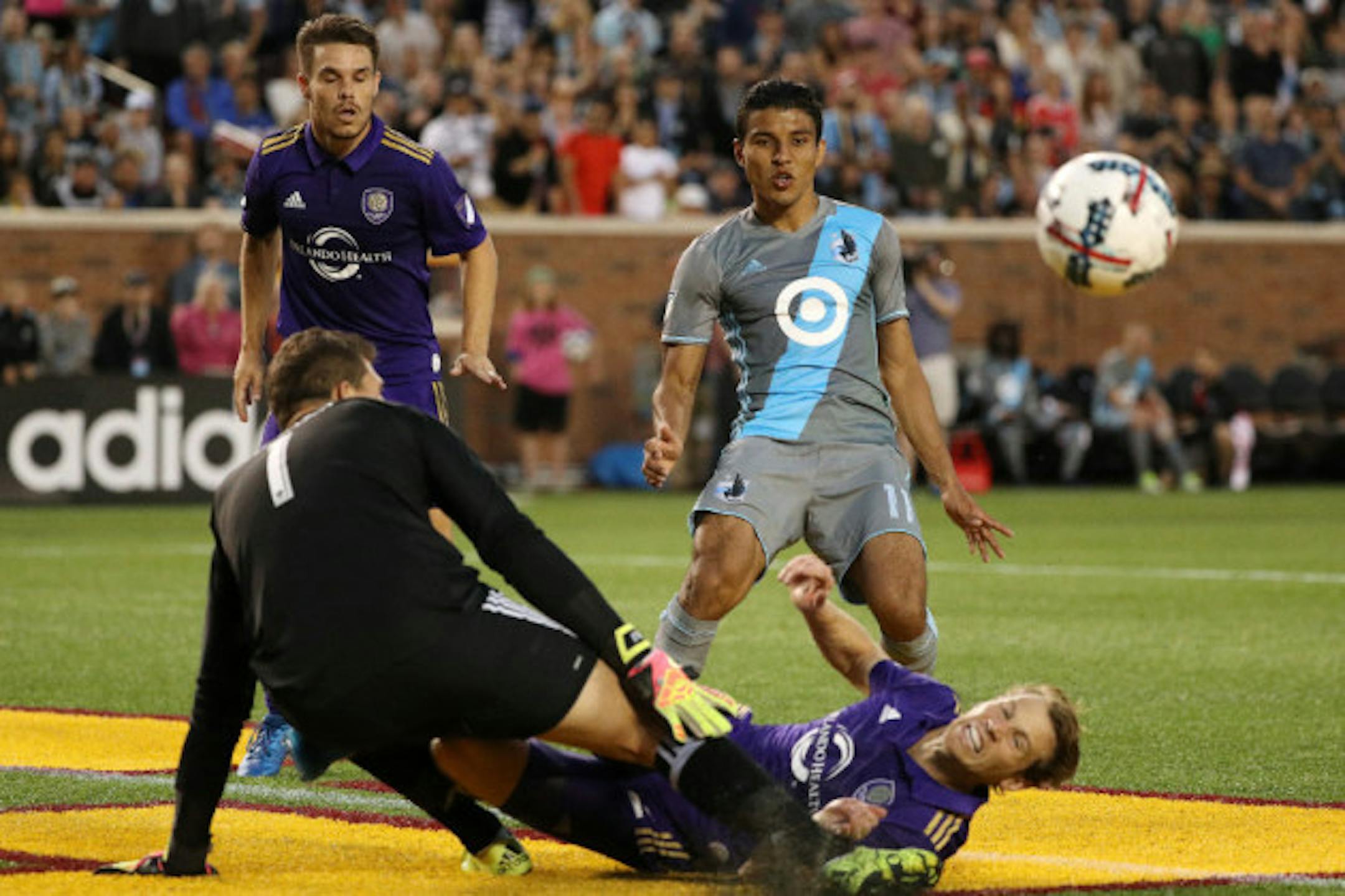 United's Johan Venegas, right.