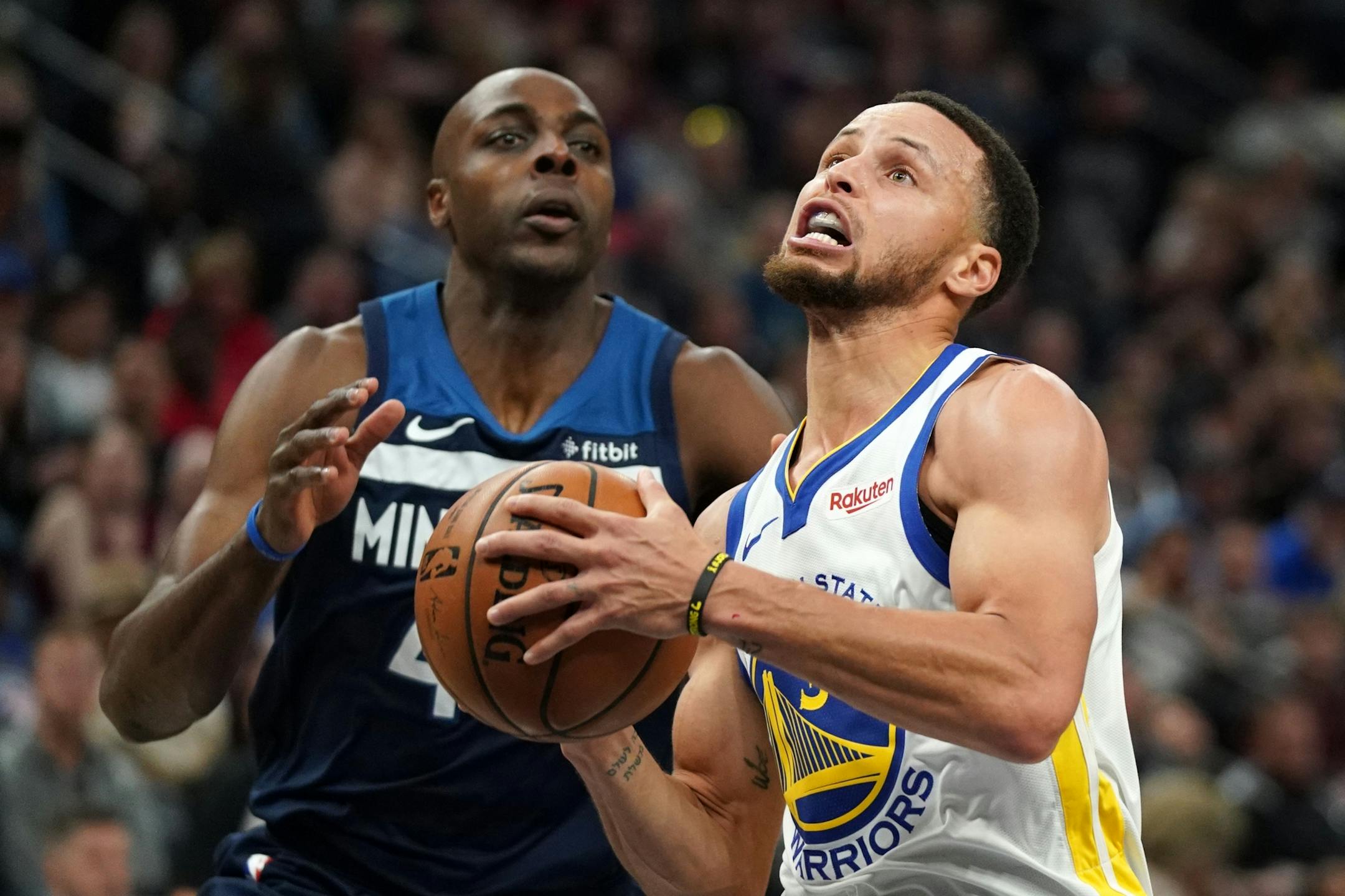 Golden State Warriors guard Stephen Curry (30) drove to the basket past Minnesota Timberwolves forward Anthony Tolliver (43) in the second half.