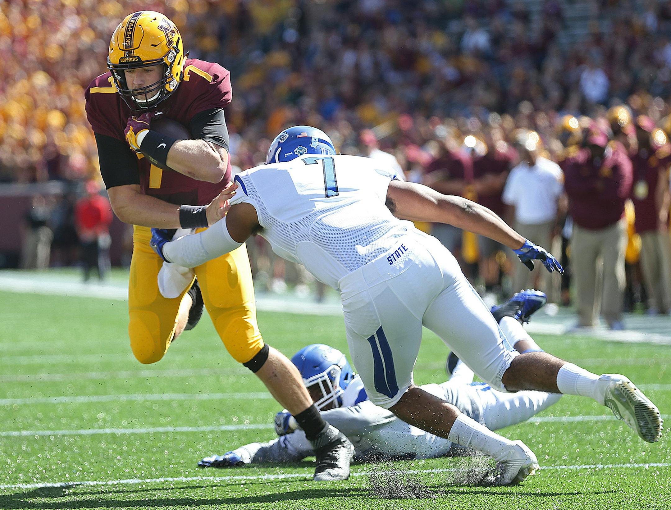Minnesota Gophers quarterback Mitch Leidner carried the ball for a first down in the first quarter as the Gophers took on Indiana State at TCF Bank Stadium, Saturday, September 10, 2016 in Minneapolis, MN. ] (ELIZABETH FLORES/STAR TRIBUNE) ELIZABETH FLORES • eflores@startribune.com