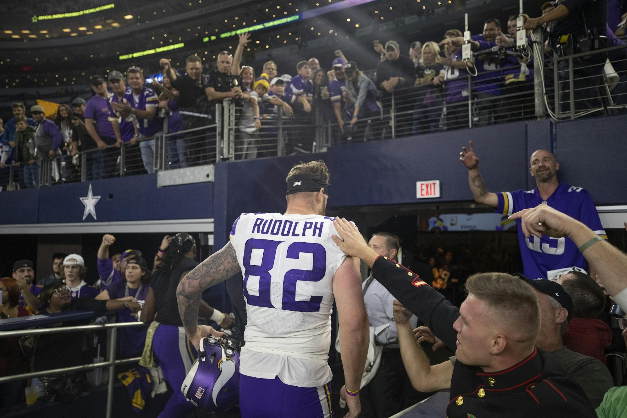 Vikings fans cheered as Minnesota Vikings tight end Kyle Rudolph (82) walked off at the end of the game at AT&T Stadium.