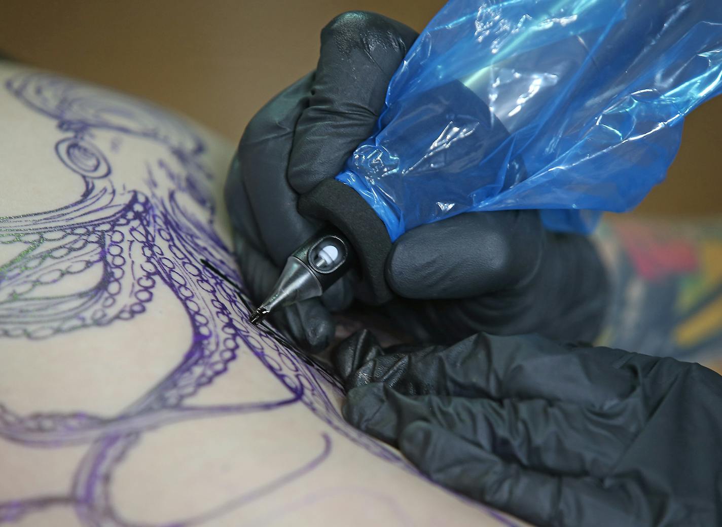 Tattoo artist Kayla Sunell, cq, worked on a client at MPLS Tatoo Shop, Monday, July 11, 2016 in Minneapolis, MN. ] (ELIZABETH FLORES/STAR TRIBUNE) ELIZABETH FLORES &#x2022; eflores@startribune.com