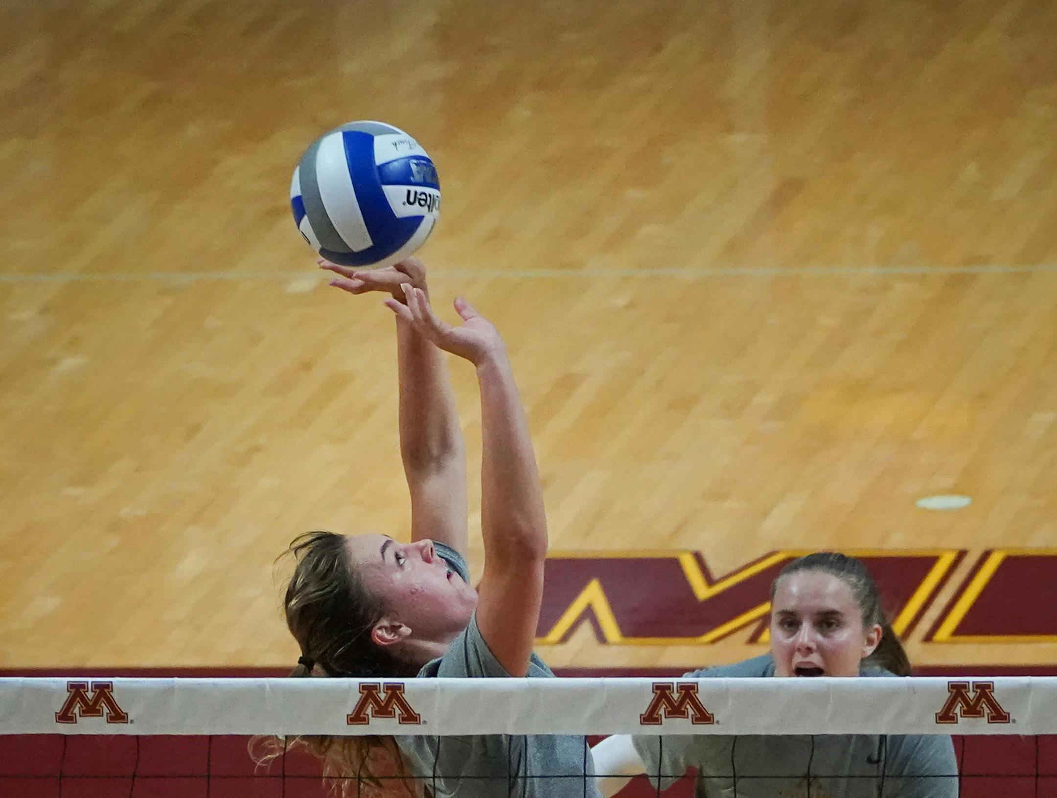 Setter Kylie Miller joined the Gophers after playing volleyball for three seasons at UCLA. ] Shari L. Gross ¥ shari.gross@startribune.com The University of Minnesota volleyball team held an intra-squad scrimmage inside the Maturi Pavilion on Saturday, Aug. 24, 2019. Hot topic: How will the Gophers replace Triple-S at setter? (tentative run date) The U got an experienced transfer, UCLA's Kylie Miller as a stopgap because a top recruit is expected to fill the role in 2021. 22" BLOUNT
PHOTO RE