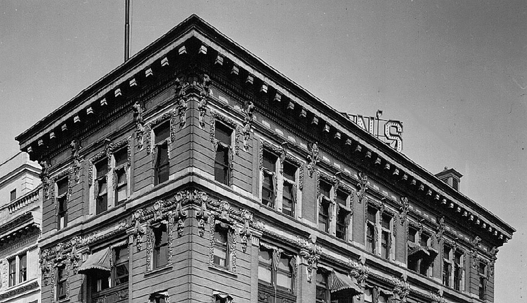 Donaldson's on 7th (1910 - 1982, 7th & Nicollet) The top of the Donaldson's tower. If you wanted a good look, you'd have to bring binoculars to the top of the Radisson Hotel.