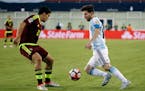 Argentina's Lionel Messi made a move against Venezuela's Alexander Gonzalez in the second half of a Copa America Centenario quarterfinal soccer match 