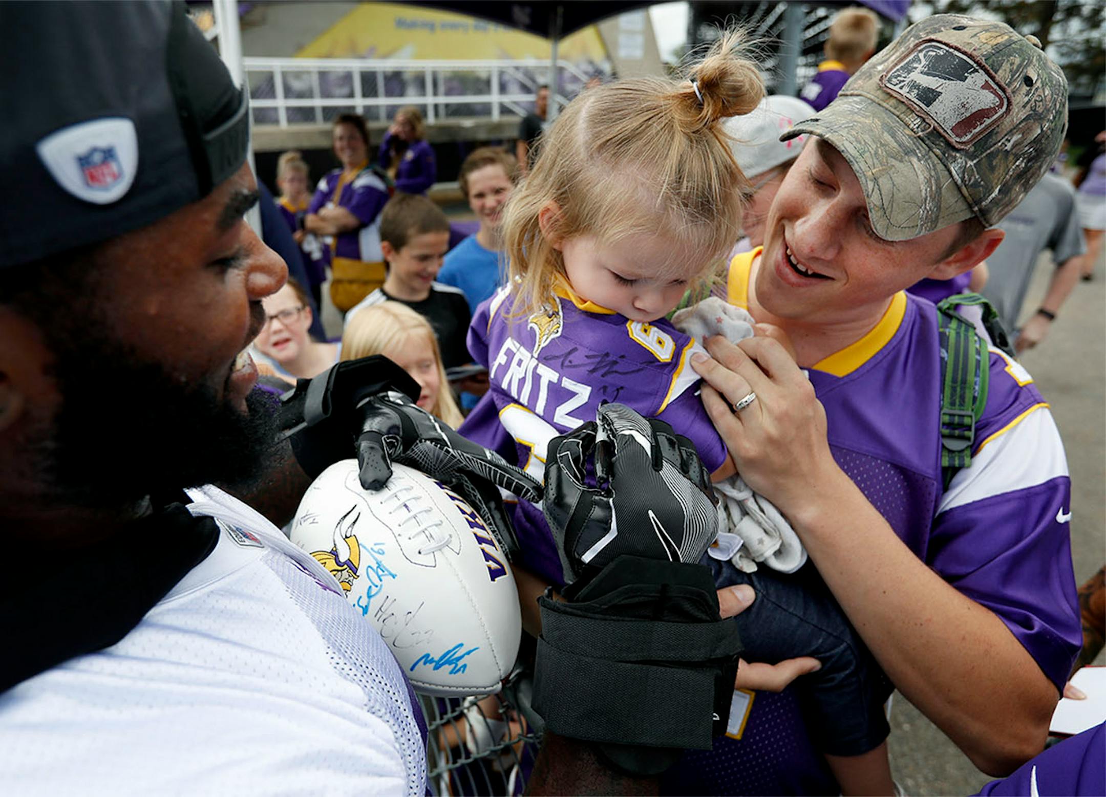 Sharrif Floyd signed and autograph for Evalynn Fritz. 2, and her father Paul after the morning practice. ] CARLOS GONZALEZ cgonzalez@startribune.com - July 29, 2016, Mankato, MN, Minnesota State University, Mankato, Minnesota Vikings Training Camp (cq Evalynn)