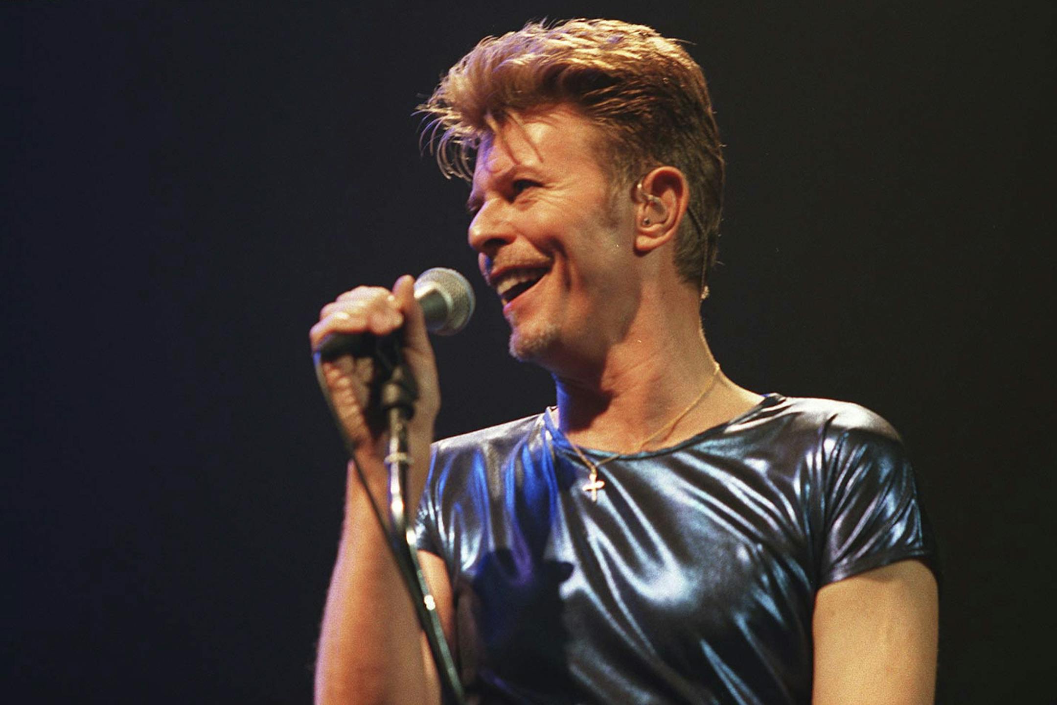 FILE — David Bowie performs at the Meadowlands Arena in East Rutherford, N.J., Sept. 27, 1995. By using different measures to investigate whether 2016 was a bad year for celebrity deaths, several media companies, including The New York Times, discovered the findings do, indeed, point toward an upward trend. (G. Paul Burnett/The New York Times)