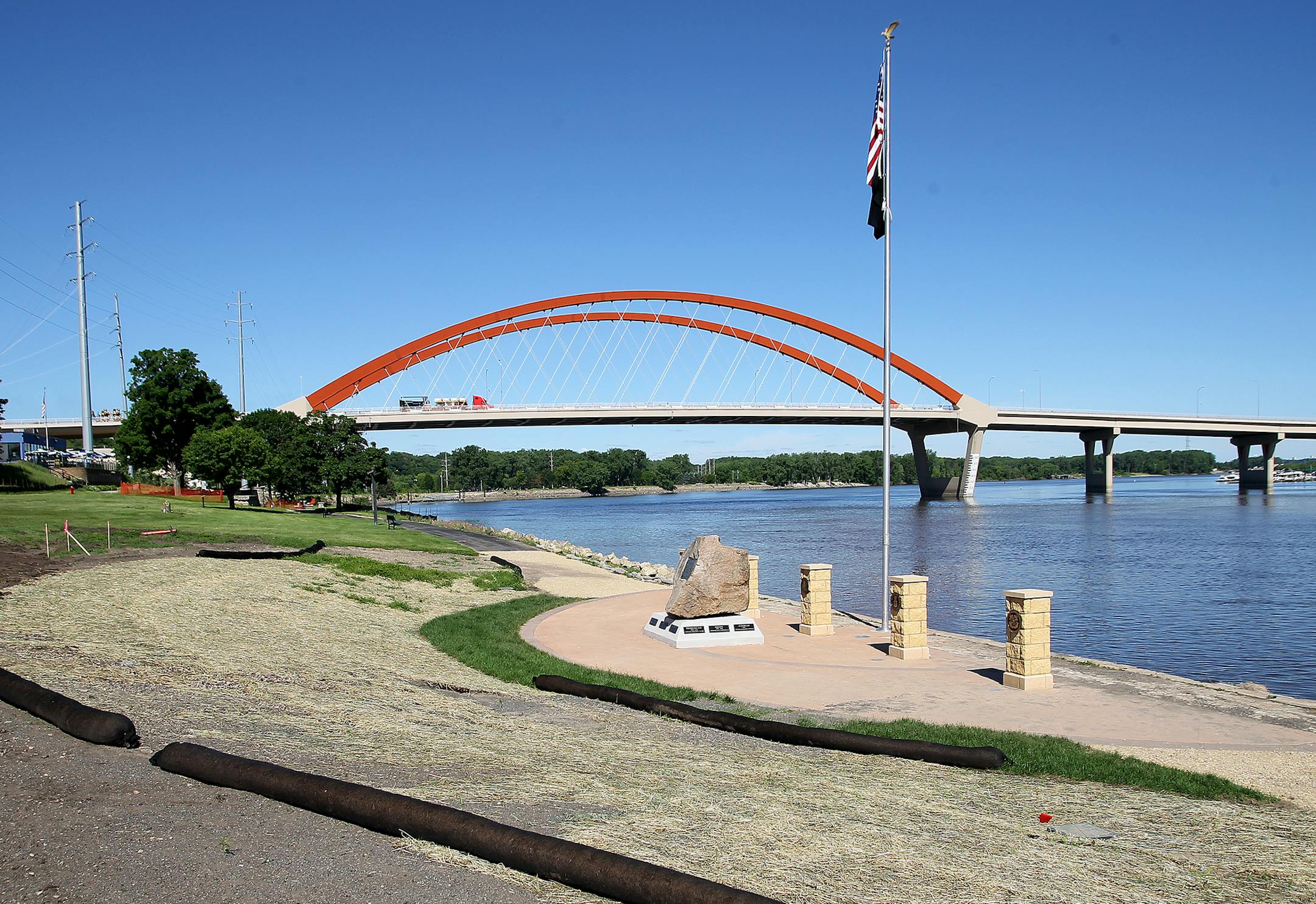 An update on Hastings' riverfront redevelopment. The city considers selling the H.D. Hudson building a developer for $1 so it can be turned into Great River Landing, a complex with apartments, retail and restaurant space. June 16, 2015