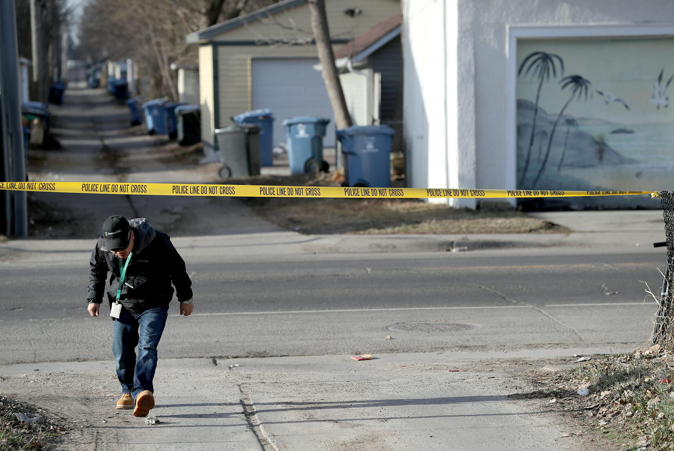 Police tape lines the alley behind 1900 Newton Ave. N. near where police, shortly after 5 a.m., found a man lying in the street with a gunshot wound and was transported to North Memorial Medical Center where he later died Thursday, April 26, 2018, in Minneapolis, MN.] DAVID JOLES ï david.joles@startribune.com homicide scene