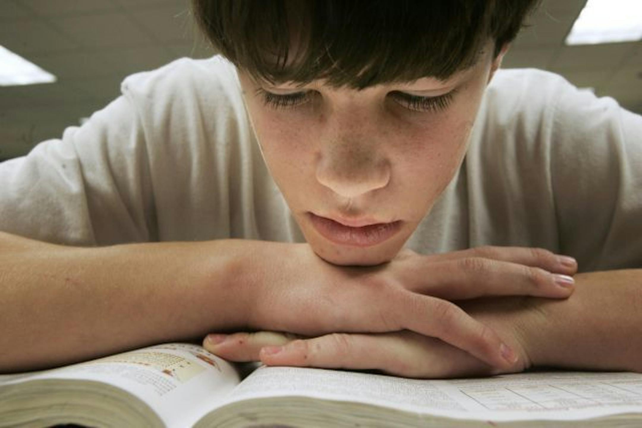 Richard Tsong-Taatarii/Star Tribune Bemidji,MN;1/12/05;left to right:Dan Sadek focuses on a reading assignment during class. GENERAL INFORMATION: Dan Sadek:no child left behind