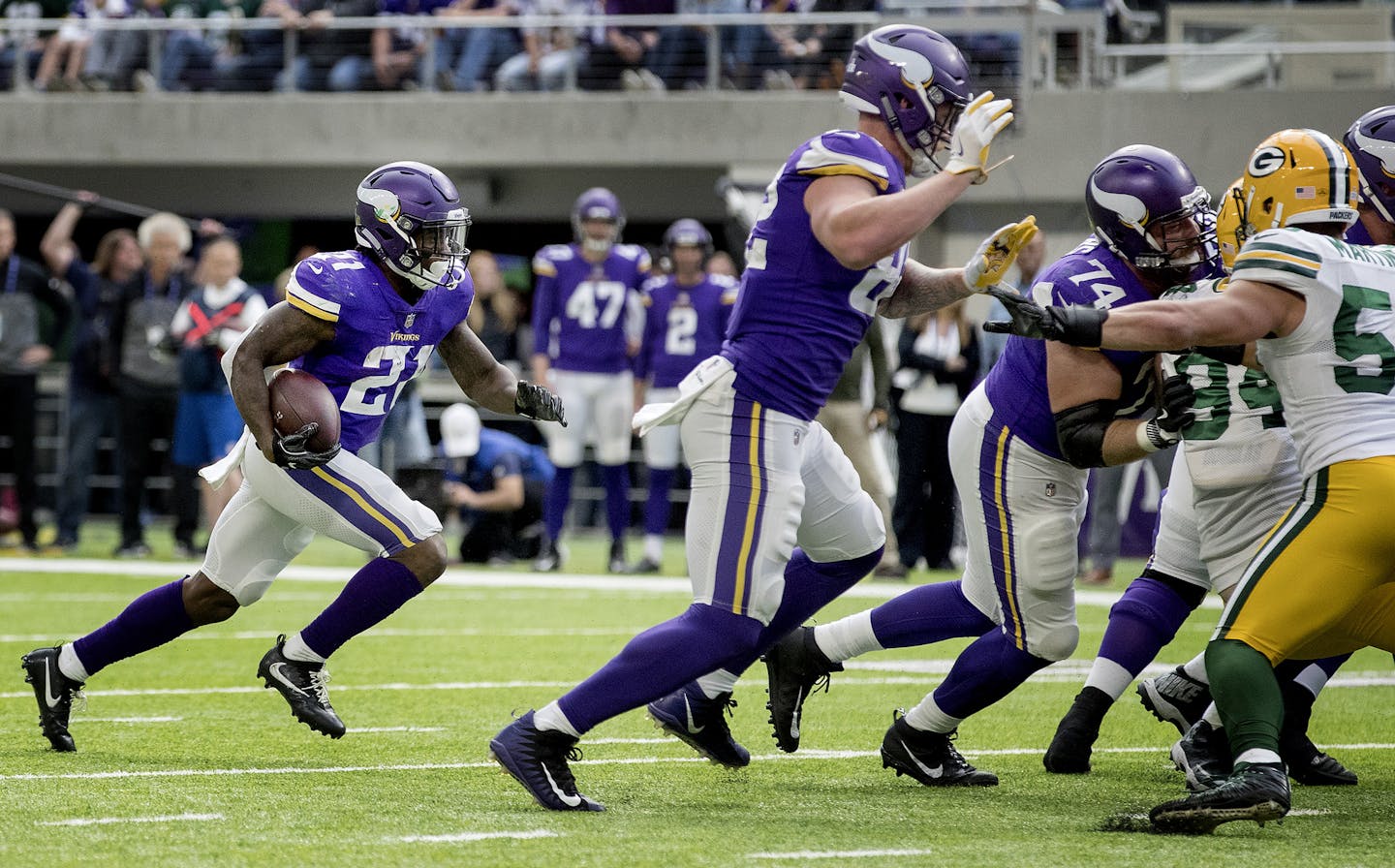 Vikings running back Jerick McKinnon (21) ran in for a touchdown in the second quarter. ] CARLOS GONZALEZ &#xef; cgonzalez@startribune.com - October 15, 2017, Minneapolis, MN, NFL, US Bank Stadium, Minnesota Vikings vs. Green Bay Packers