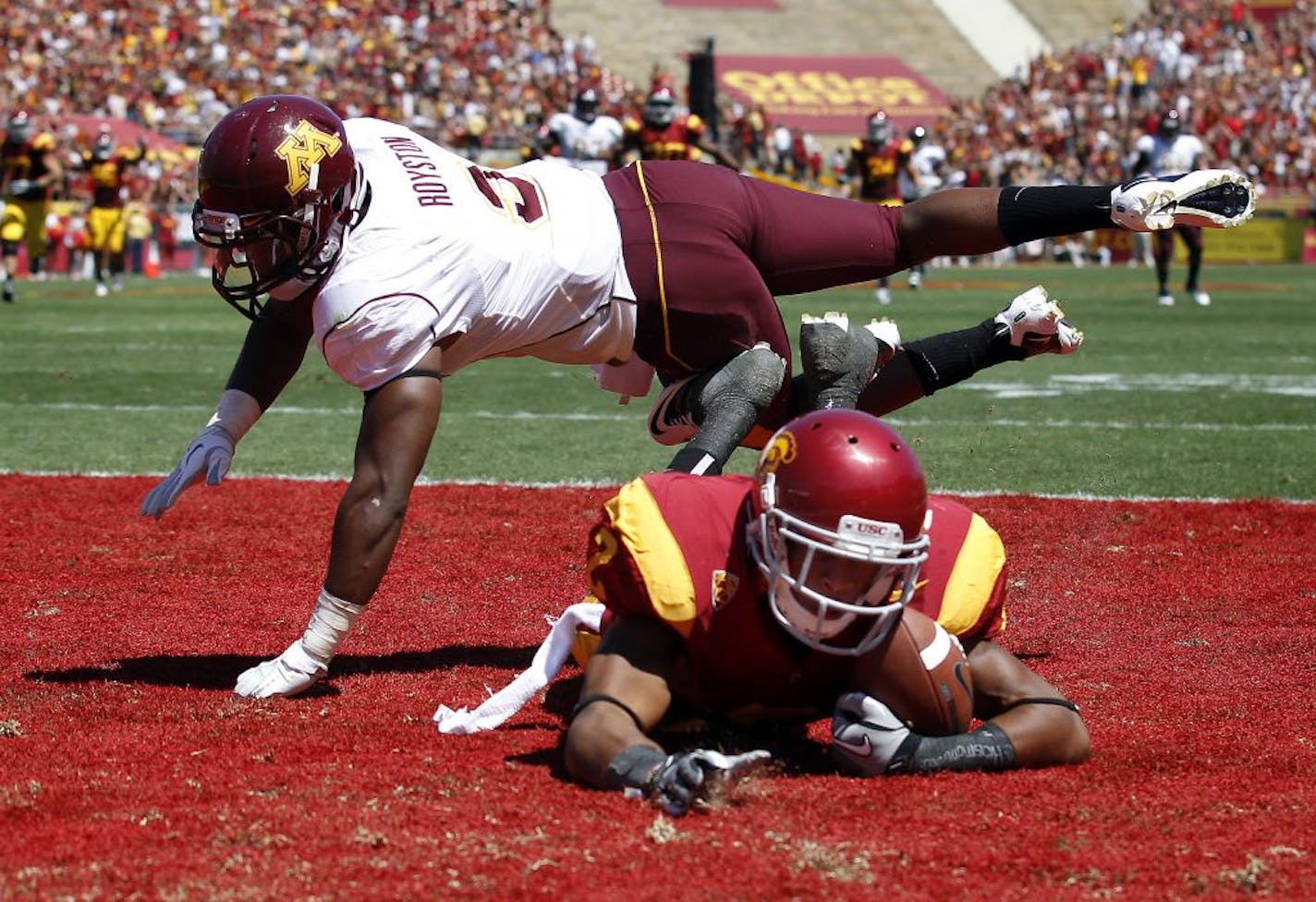 Robert Woods (2) caught a touchdown pass while being defended by Kim Royston (3) in the second quarter.