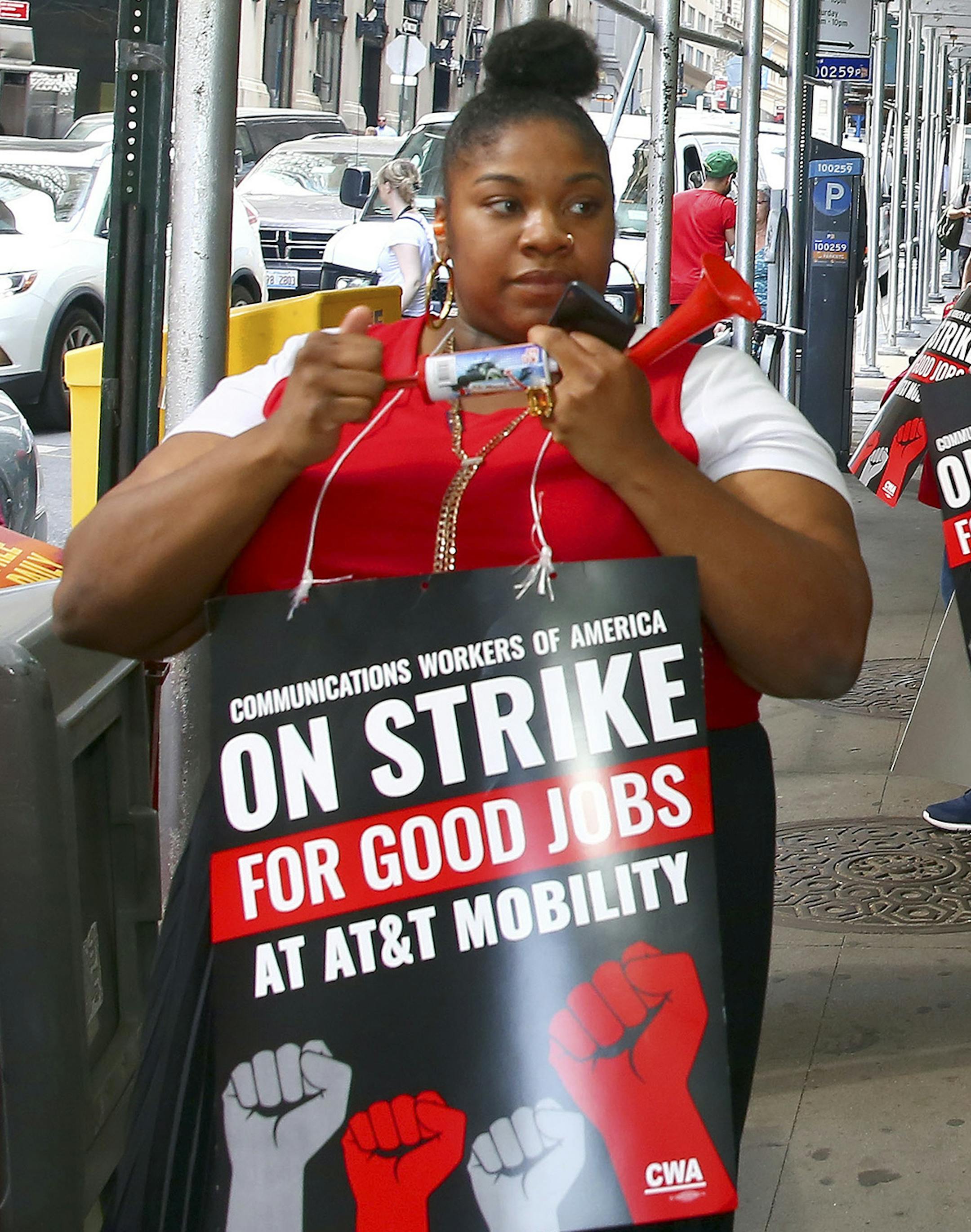 AT&T employees picket outside a store on Wall Street in New York, May 19, 2017. More than 35,000 AT&T workers began a weekend-long strike on Friday after their union accused the company of failing to make a fair proposal during contract negotiations. (Andrea Mohin/The New York Times)