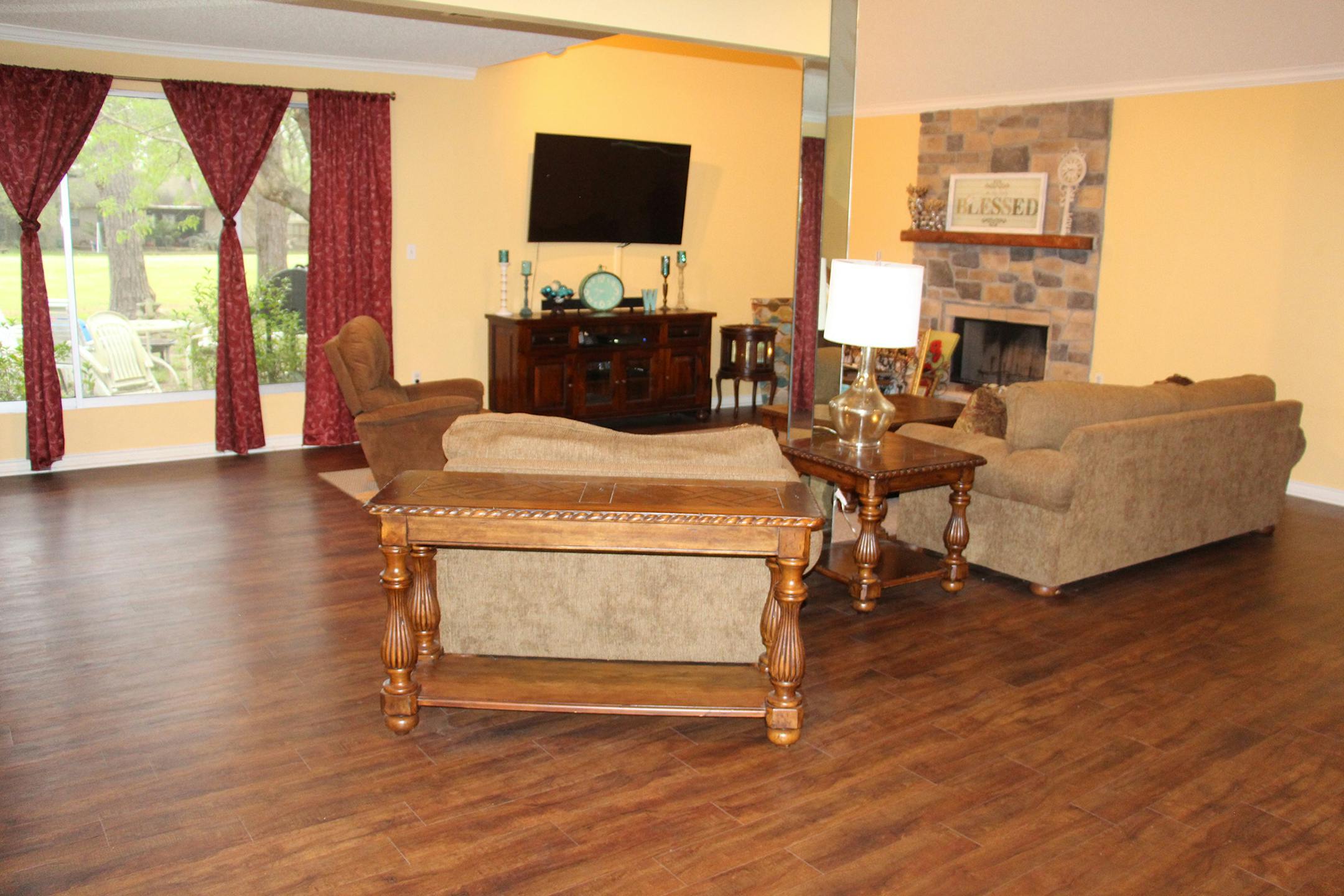 Before: This family room’s furniture arrangement doesn’t fit the space. (Design Recipes/TNS) ORG XMIT: 1314364