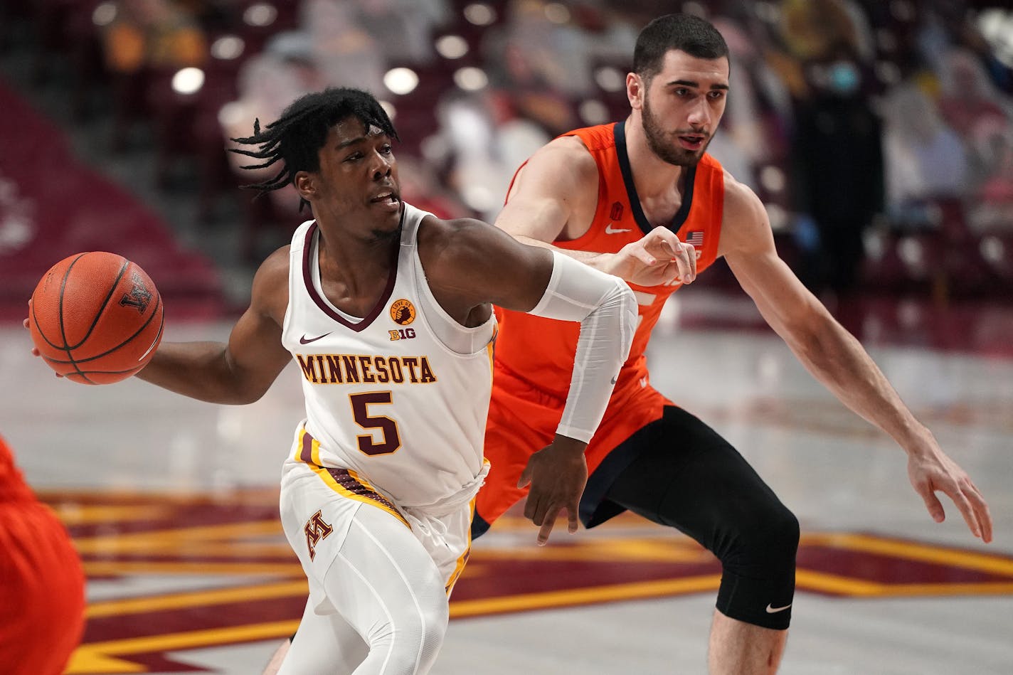 Minnesota guard Marcus Carr (5) drove to the basket past Illinois forward Giorgi Bezhanishvili (15) in the first half. ] ANTHONY SOUFFLE • anthony.souffle@startribune.com