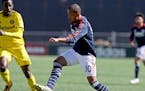 New England Revolution forward Teal Bunbury (10) dribbles the ball during the first half of a Major League Soccer game against the Columbus Crew, Satu