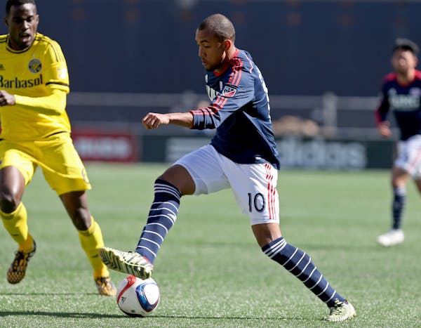 New England Revolution forward Teal Bunbury (10) dribbles the ball during the first half of a Major League Soccer game against the Columbus Crew, Satu