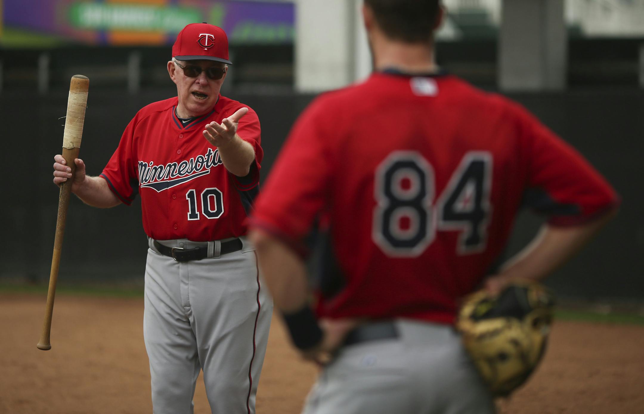 Former Twins manager Tom Kelly offered advice to catcher Dan Rohlfing on covering first base situations during the Thursday morning workout. ] JEFF WHEELER ï jeff.wheeler@startribune.com Twins pitchers and catchers continued their workouts Thursday morning, February 26, 2015 at Hammond Stadium in Fort Myers, FL. ORG XMIT: MIN1502261347104607