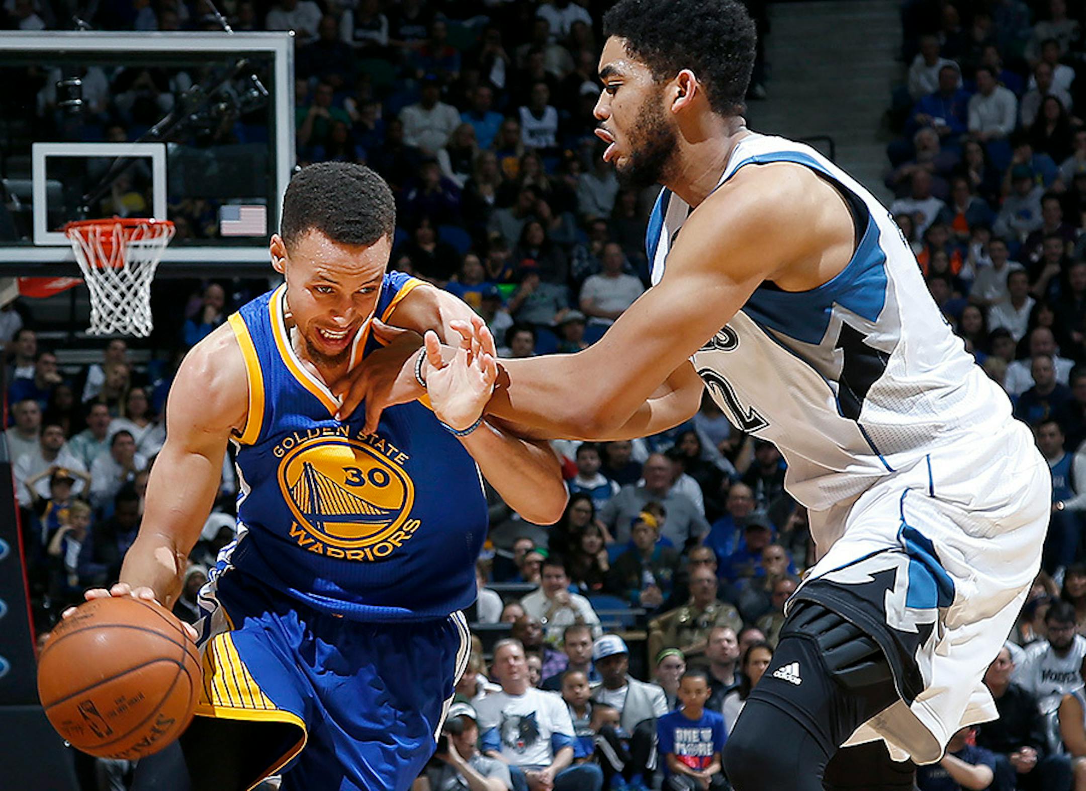 Karl Anthony Towns (32) fouled Stephen Curry (30) in the fourth quarter.
