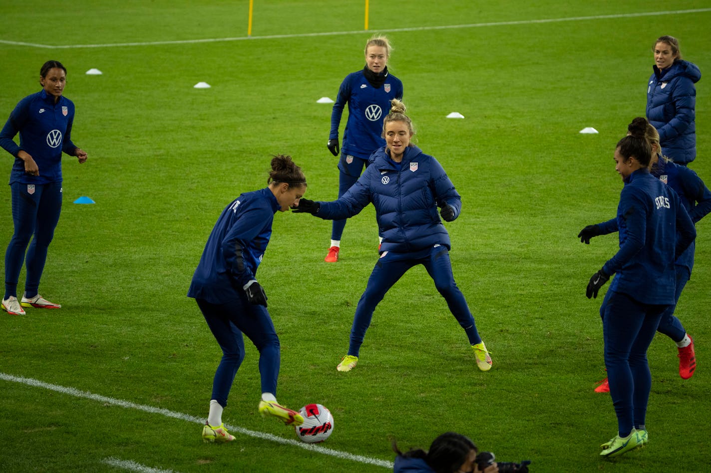 USWNT forward Carli Lloyd passed to a teammate during a game of keep away - from midfielder Kristie Mewis, center, as they warmed up at the start of practice Monday, Oct. 25, 2021 in St. Paul, Minn. The U.S. Women's National Soccer Team worked out at Allianz Field Monday evening Monday, Oct. 25, 2021 in St. Paul. ] JEFF WHEELER • Jeff.Wheeler@startribune.com