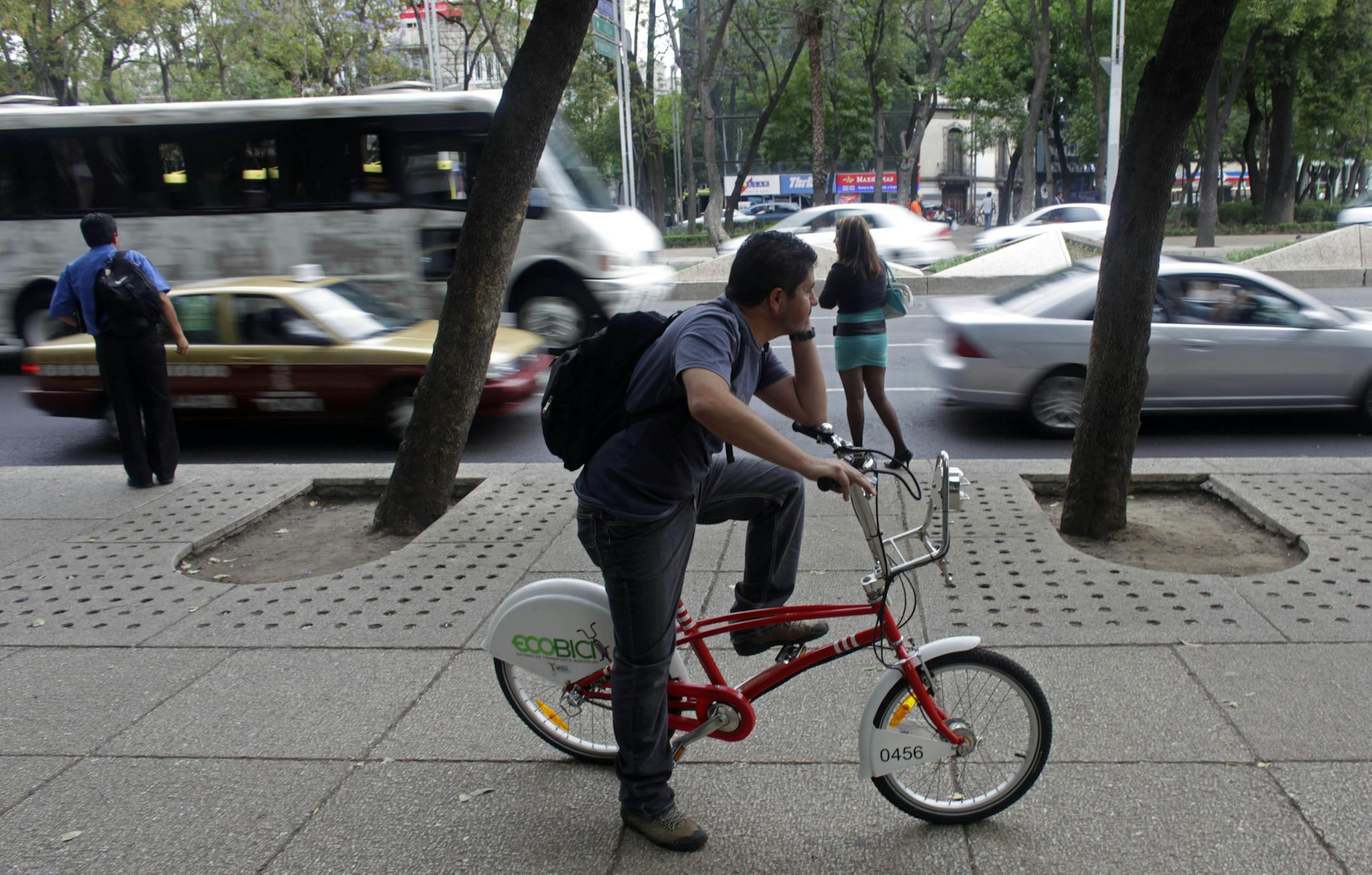 A man speaks on the phone while riding on an "Ecobici" bicycle in Mexico City, Wednesday April 21, 2010. This spring the city government launched "Ecobici", a bike sharing program, installing 1,100 bikes at 85 stations throughout the downtown area.(AP Photo/Dario Lopez-Mills) ORG XMIT: MXDL112