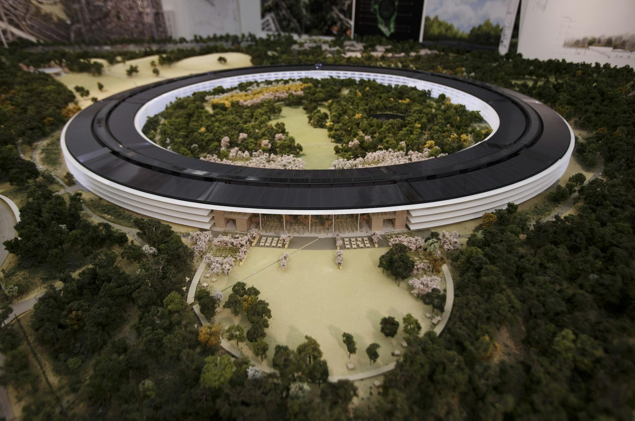 An overview of a rendering of Apple's proposed new campus is displayed at the proposed new campus site, October 10, 2013 in Cupertino, California. The plan will go up for a final vote before the Cupertino City Council on Oct. 15. (Dai Sugano/Bay Area News Group/MCT)